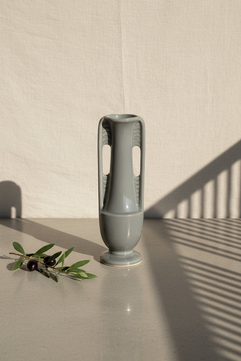 Antique 1940s Art Deco Shawnee pottery gray bud vase with sleek minimalist form and timeless elegance, ideal for refined home styling — Hommes and Gardens, Pots + Vessels Collection, Home Decor, Landscape Architect, Interior Designer, Outdoor Living, Outdoor Decorations, Home Design, Luxury Design, Art, Furniture, Objects, Best Gifts, Nature, Backyard, Yard.
