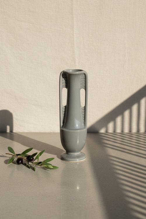 Antique 1940s Art Deco Shawnee pottery gray bud vase with sleek minimalist form and timeless elegance, ideal for refined home styling — Hommes and Gardens, Pots + Vessels Collection, Home Decor, Landscape Architect, Interior Designer, Outdoor Living, Outdoor Decorations, Home Design, Luxury Design, Art, Furniture, Objects, Best Gifts, Nature, Backyard, Yard.