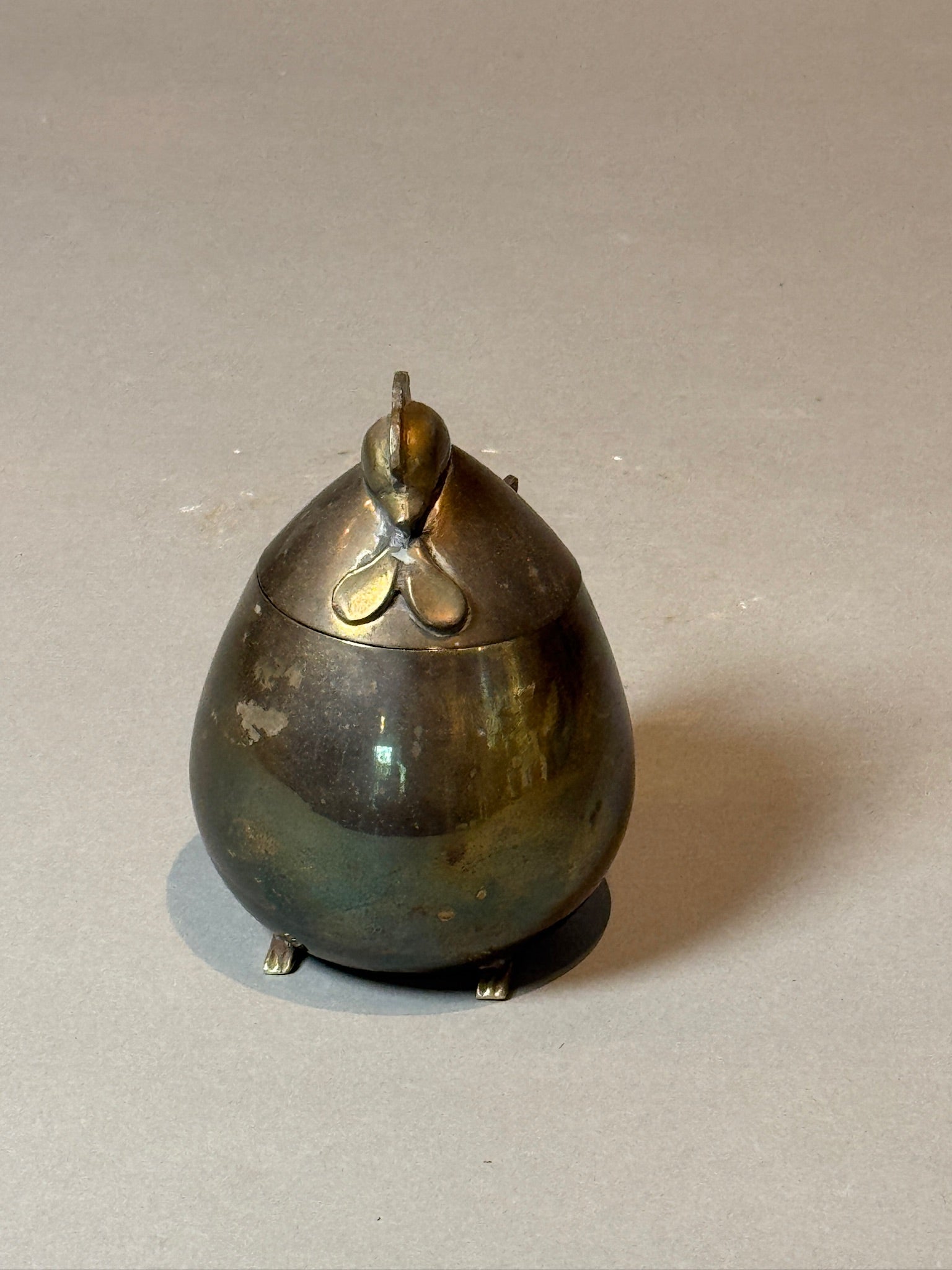 Antique brass hen box figurine with vintage finish, charming collectible décor piece and functional container — Hommes and Gardens, Fauna Collection, Landscape Architect, Interior Designer, Outdoor Living, Outdoor Decorations, Home Decor, Home Design, Luxury Design, Art, Furniture, Objects, Best Gifts, Nature, Backyard, Yard.