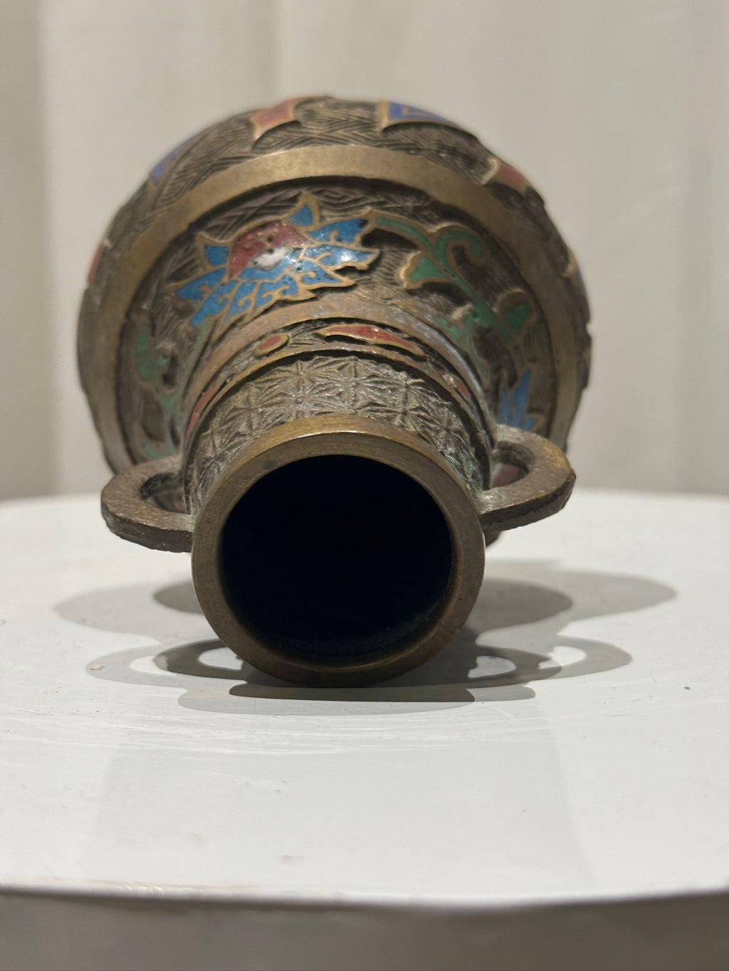 Antique cloisonné enamel vase with ornate double handles, vintage collectible showcasing timeless Chinese artistry — Hommes and Gardens, Vases + Vessels Collection, Landscape Architect, Interior Designer, Outdoor Living, Art, Furniture, Objects, Best Gifts, Nature, Backyard, Yard, Outdoor Decorations, Home Decor, Home Design, Luxury Design.