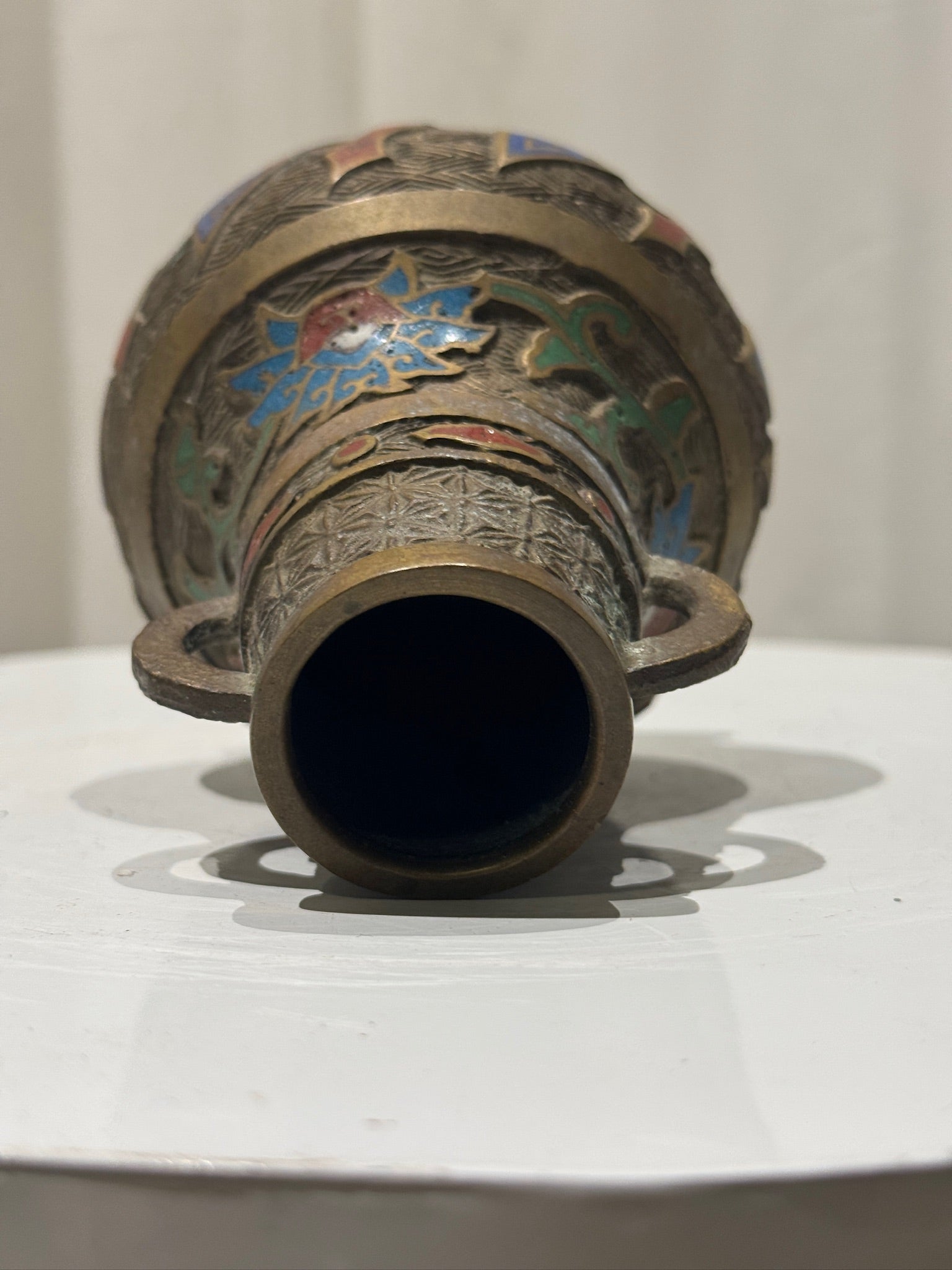 Antique cloisonné enamel vase with ornate double handles, vintage collectible showcasing timeless Chinese artistry — Hommes and Gardens, Vases + Vessels Collection, Landscape Architect, Interior Designer, Outdoor Living, Art, Furniture, Objects, Best Gifts, Nature, Backyard, Yard, Outdoor Decorations, Home Decor, Home Design, Luxury Design.