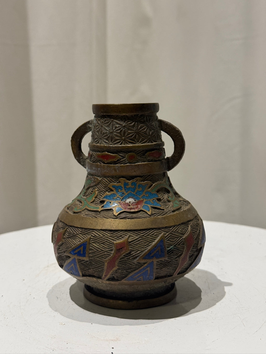 Antique cloisonné-inlaid brass bud vase with double handles and colourful enamel floral motifs, showcasing exquisite Chinese craftsmanship — Hommes and Gardens, Objects Collection, Landscape Architect, Interior Designer, Outdoor Living, Art, Furniture, Objects, Best Gifts, Nature, Backyard, Yard, Outdoor Decorations, Home Decor, Home Design, Luxury Design.