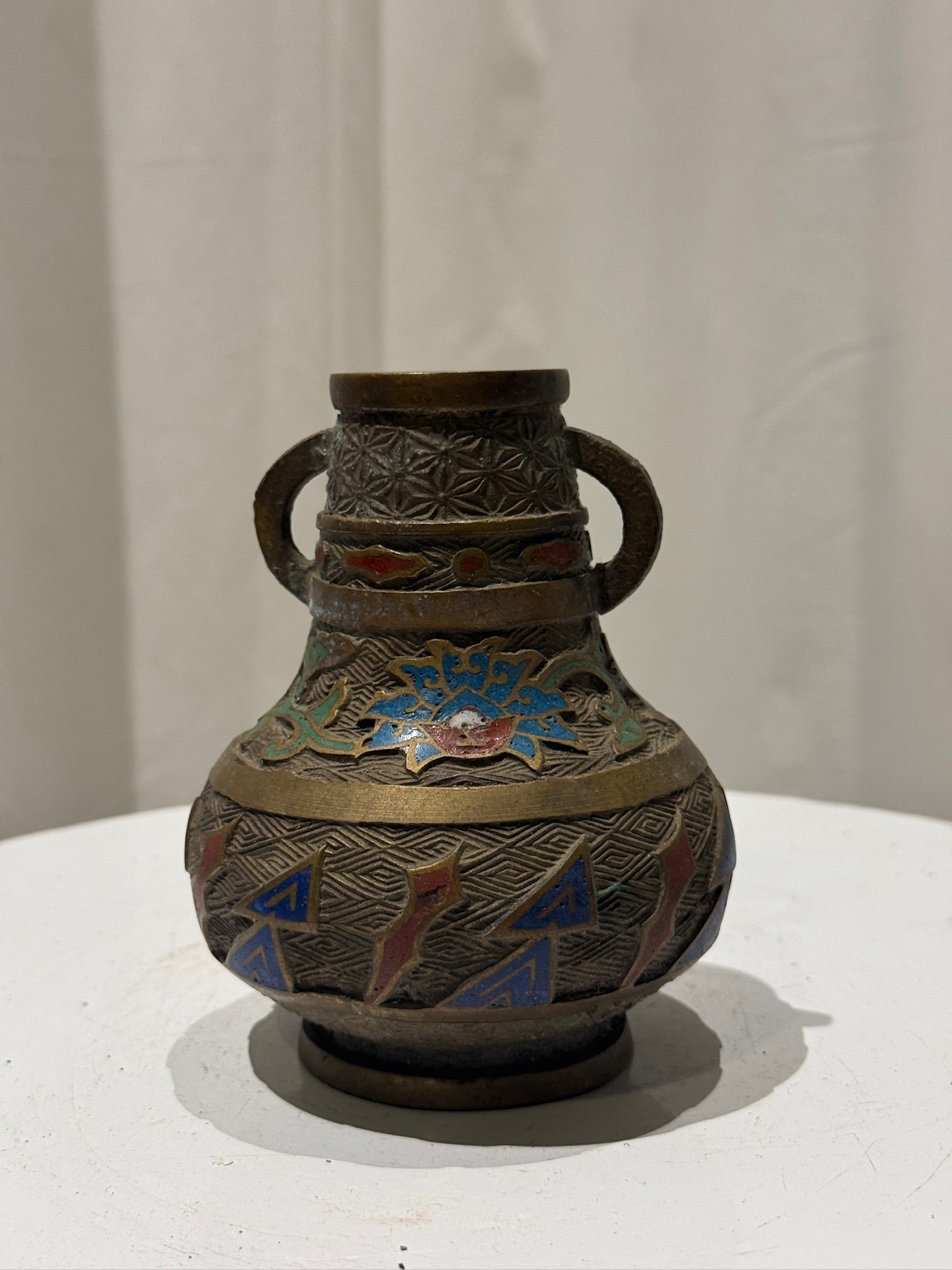 Antique cloisonné-inlaid brass bud vase with double handles and colourful enamel floral motifs, showcasing exquisite Chinese craftsmanship — Hommes and Gardens, Objects Collection, Landscape Architect, Interior Designer, Outdoor Living, Art, Furniture, Objects, Best Gifts, Nature, Backyard, Yard, Outdoor Decorations, Home Decor, Home Design, Luxury Design.