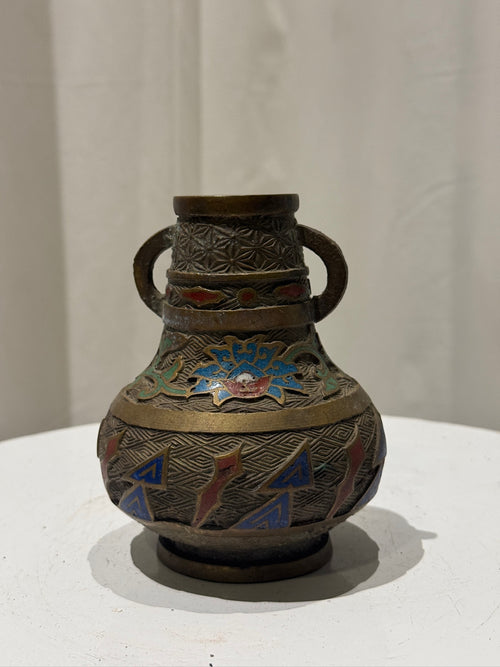 Antique cloisonné-inlaid brass bud vase with double handles and colourful enamel floral motifs, showcasing exquisite Chinese craftsmanship — Hommes and Gardens, Objects Collection, Landscape Architect, Interior Designer, Outdoor Living, Art, Furniture, Objects, Best Gifts, Nature, Backyard, Yard, Outdoor Decorations, Home Decor, Home Design, Luxury Design.