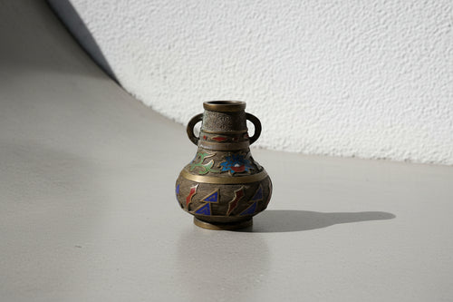 Antique cloisonné-inlaid brass bud vase with double handles and colorful floral enamel motifs in red, blue, and green, a petite Chinese decorative collectible with aged patina — Hommes and Gardens, Decorative Collection, Home Decor, Landscape Architect, Interior Designer, Outdoor Living, Outdoor Decorations, Home Design, Luxury Design, Art, Furniture, Objects, Best Gifts, Nature, Backyard, Yard.