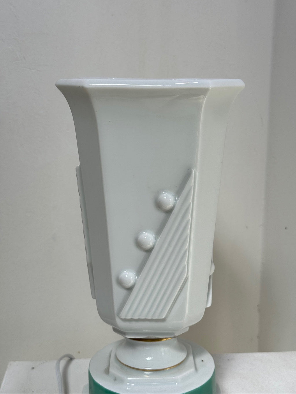 Vintage Art Deco Green and White Ceramic Lamp with geometric details and elegant design, ideal for home decor. hommes + gardens estudio.