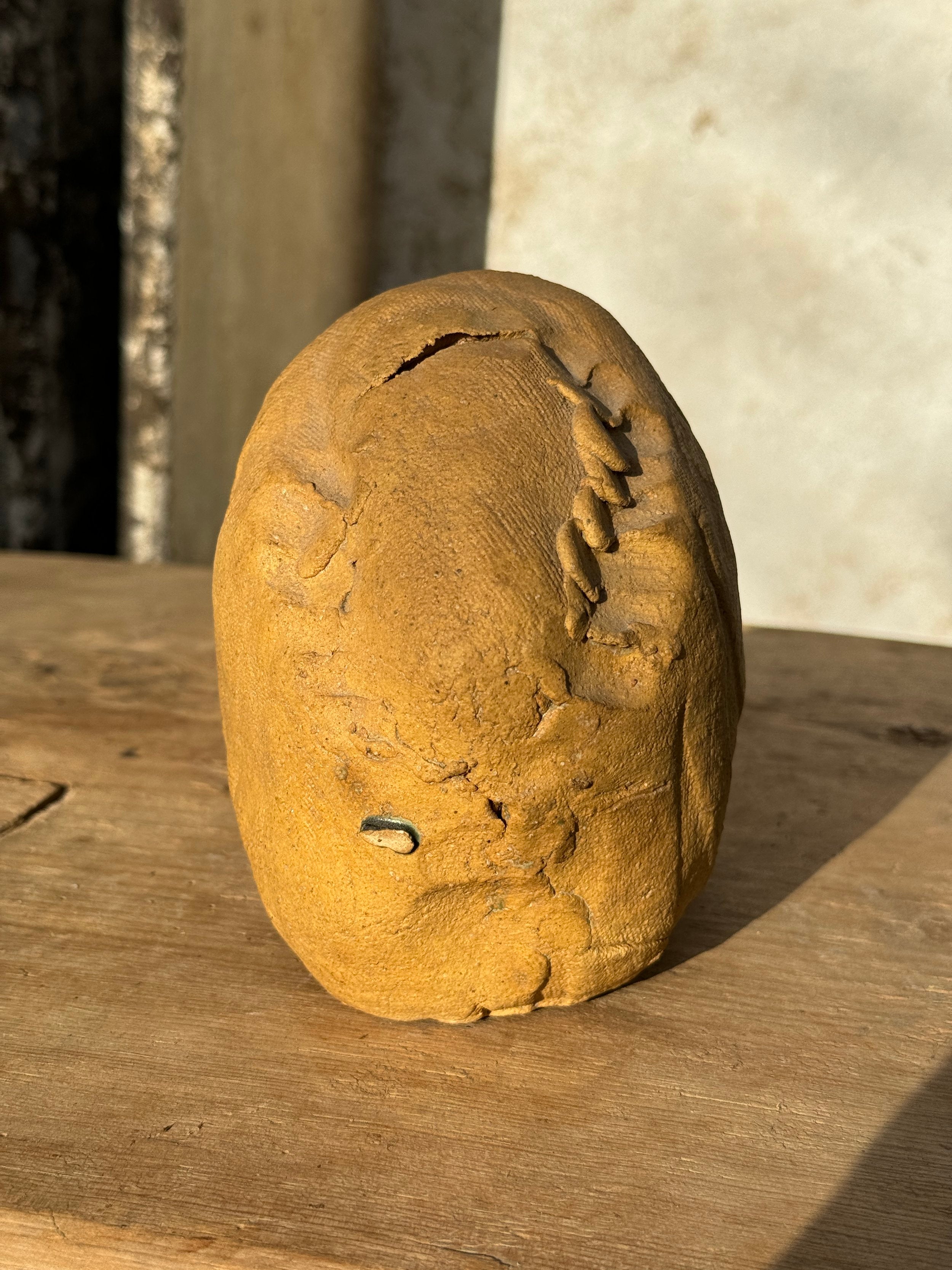 Artistic ceramic skull candle holder with clasped hands and textured finish, perfect for gothic or artistic home décor — Hommes and Gardens, home decor, outdoor decorations, home design, luxury design, Landscape Architect, Interior Designer, Outdoor Living, Art, Furniture, Objects, Best Gifts, Nature, Backyard, Yard.