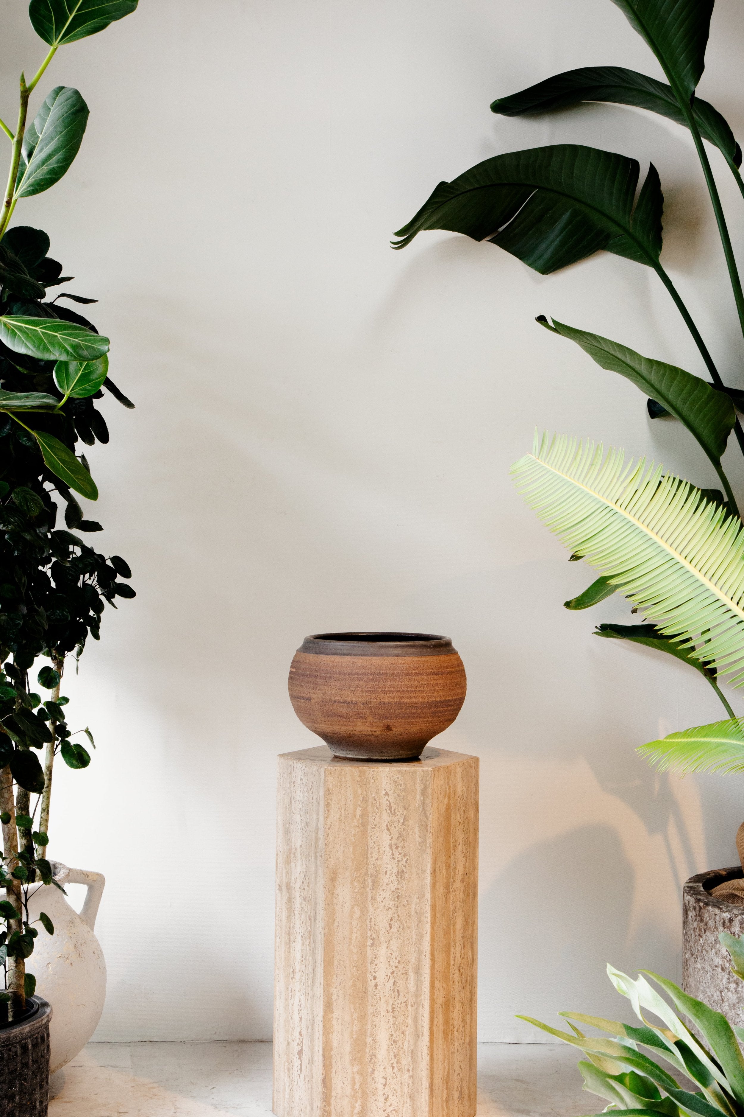 Bob Kinzie mid-century ribbed stoneware pot in rich brown with dark rim, handcrafted ceramic planter with elegant vintage design — Hommes and Gardens, Pots + Vessels Collection, Landscape Architect, Interior Designer, Outdoor Living, Outdoor Decorations, Home Decor, Home Design, Luxury Design, Art, Furniture, Objects, Best Gifts, Nature, Backyard, Yard.