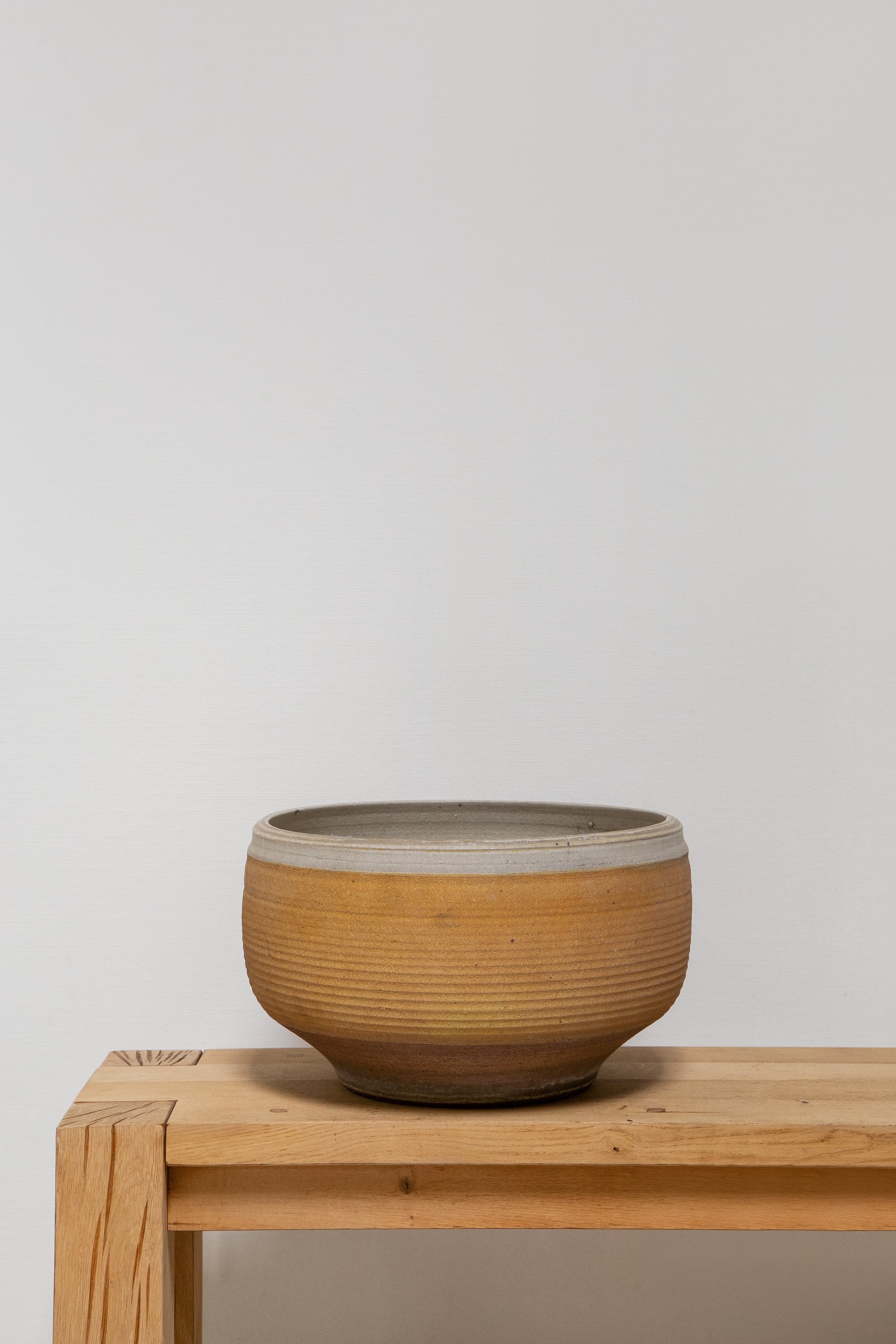 Bob Kinzie mid-century ribbed stoneware pot, hand-thrown ceramic planter with earthy terracotta tones and refined organic texture — Hommes and Gardens, Pots + Vessels Collection, Landscape Architect, Interior Designer, Outdoor Living, Outdoor Decorations, Home Decor, Home Design, Luxury Design, Art, Furniture, Objects, Best Gifts, Nature, Backyard, Yard.