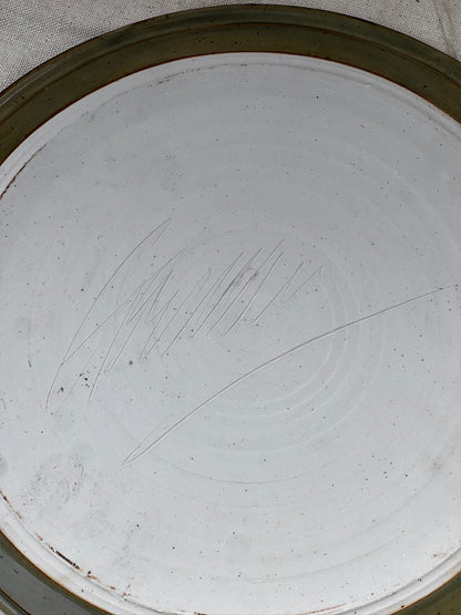 Ceramic cake plate with earthy green glaze and geometric decoration, signed vintage pottery ideal for display or use — Hommes and Gardens, Home Decor Collection, Pottery Art, Decorative Objects, Handmade Plate, Modern Rustic Decor.