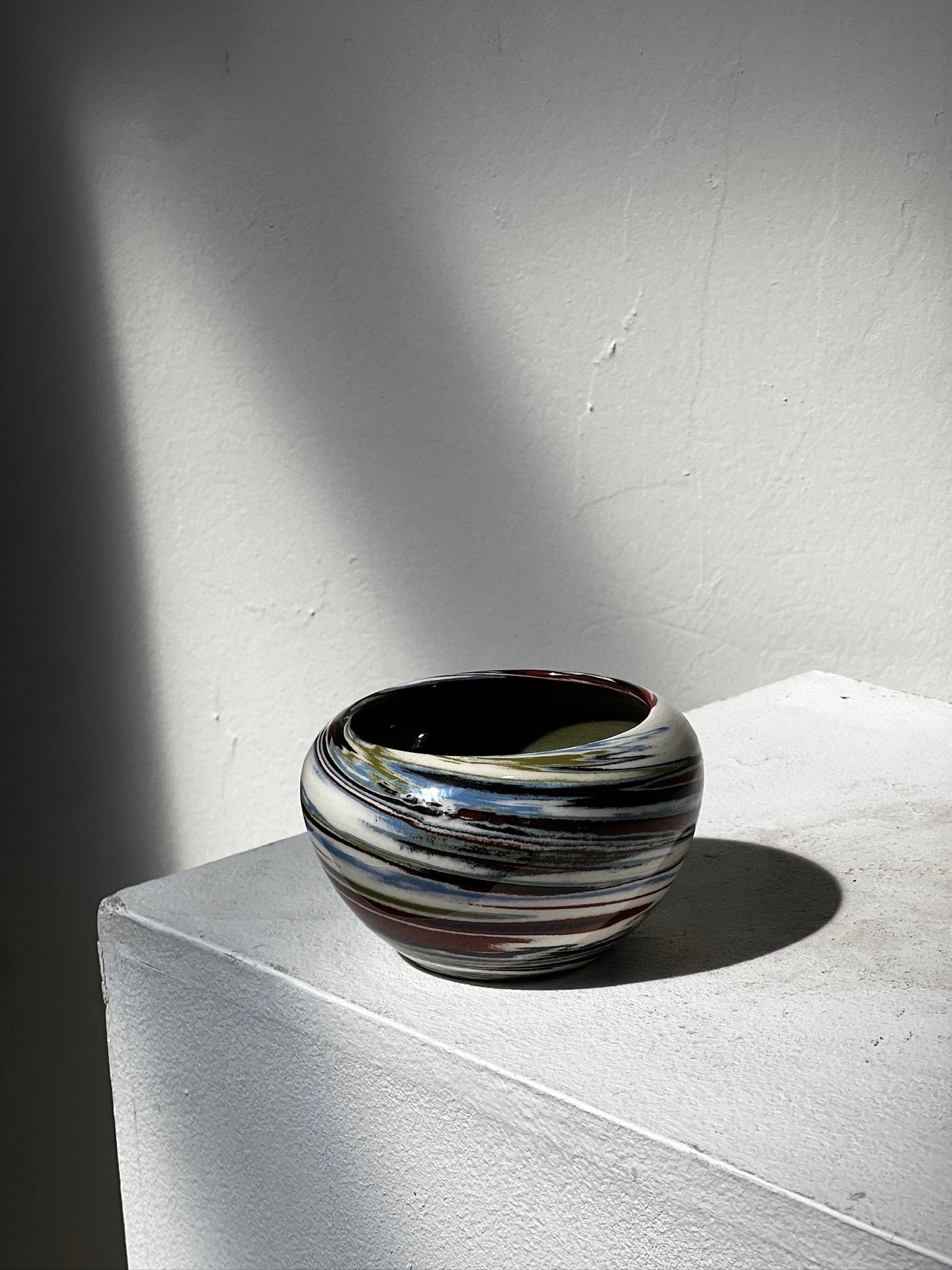 Vintage Multicolor Desert Sands Pottery Bowl showcasing a marbled design with desert hues, perfect for home decor. hommes + gardens estudio.