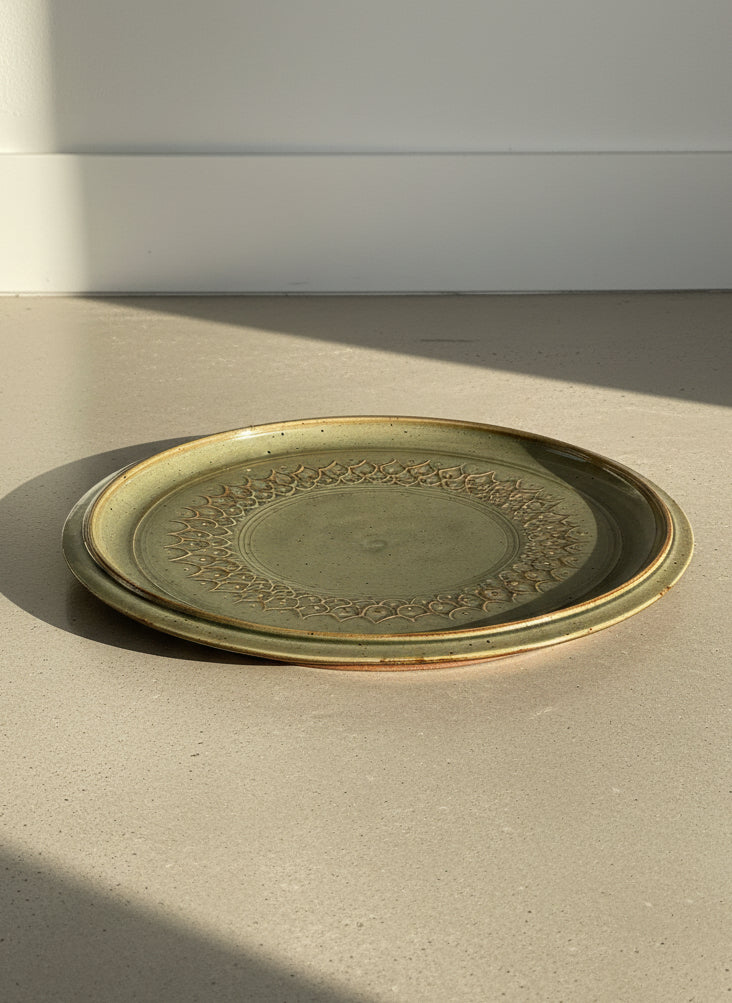 Signed vintage ceramic cake plate - earthy green with geometric pattern design, perfect for rustic table settings. hommes + gardens estudio.