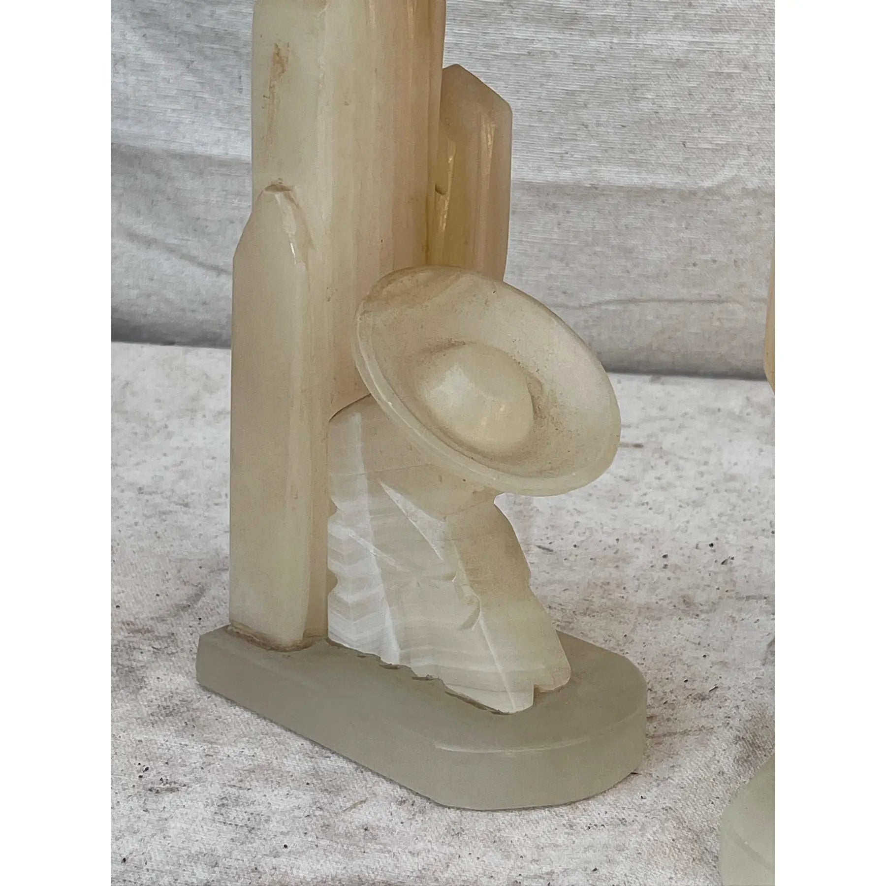 Hand-carved white onyx bookends made in Mexico, 1960s vintage design with natural polish and cultural craftsmanship — Hommes and Gardens, Objects Collection, Landscape Architect, Interior Designer, Outdoor Living, Art, Furniture, Objects, Best Gifts, Nature, Backyard, Yard, Outdoor Decorations, Home Decor, Home Design, Luxury Design.