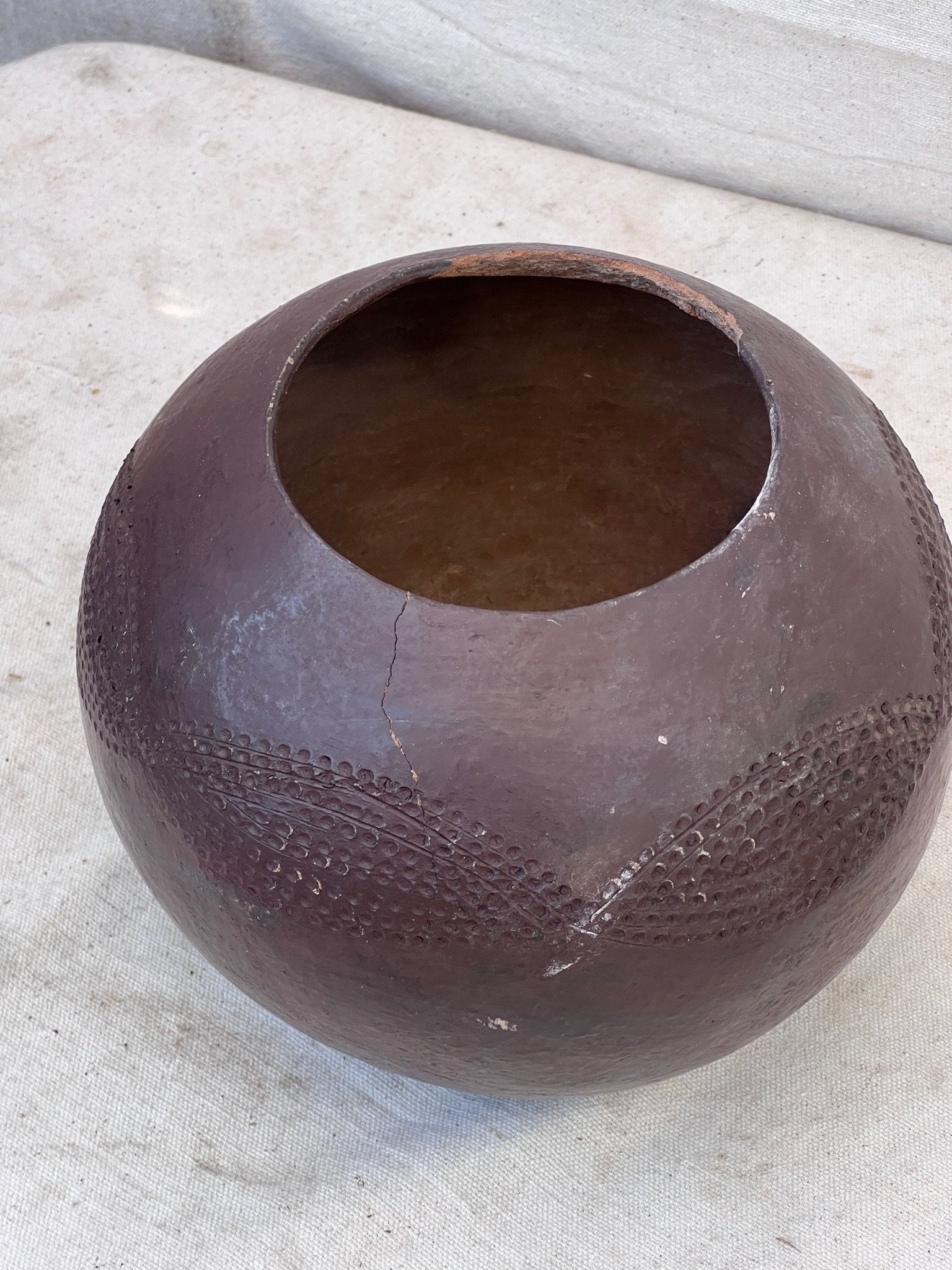 Handcrafted African Zulu terracotta beer pot from the early 20th century, displaying natural patina and carved motifs — Hommes and Gardens, home decor, outdoor decorations, home design, luxury design, Landscape Architect, Interior Designer, Outdoor Living, Art, Furniture, Objects, Best Gifts, Nature, Backyard, Yard.