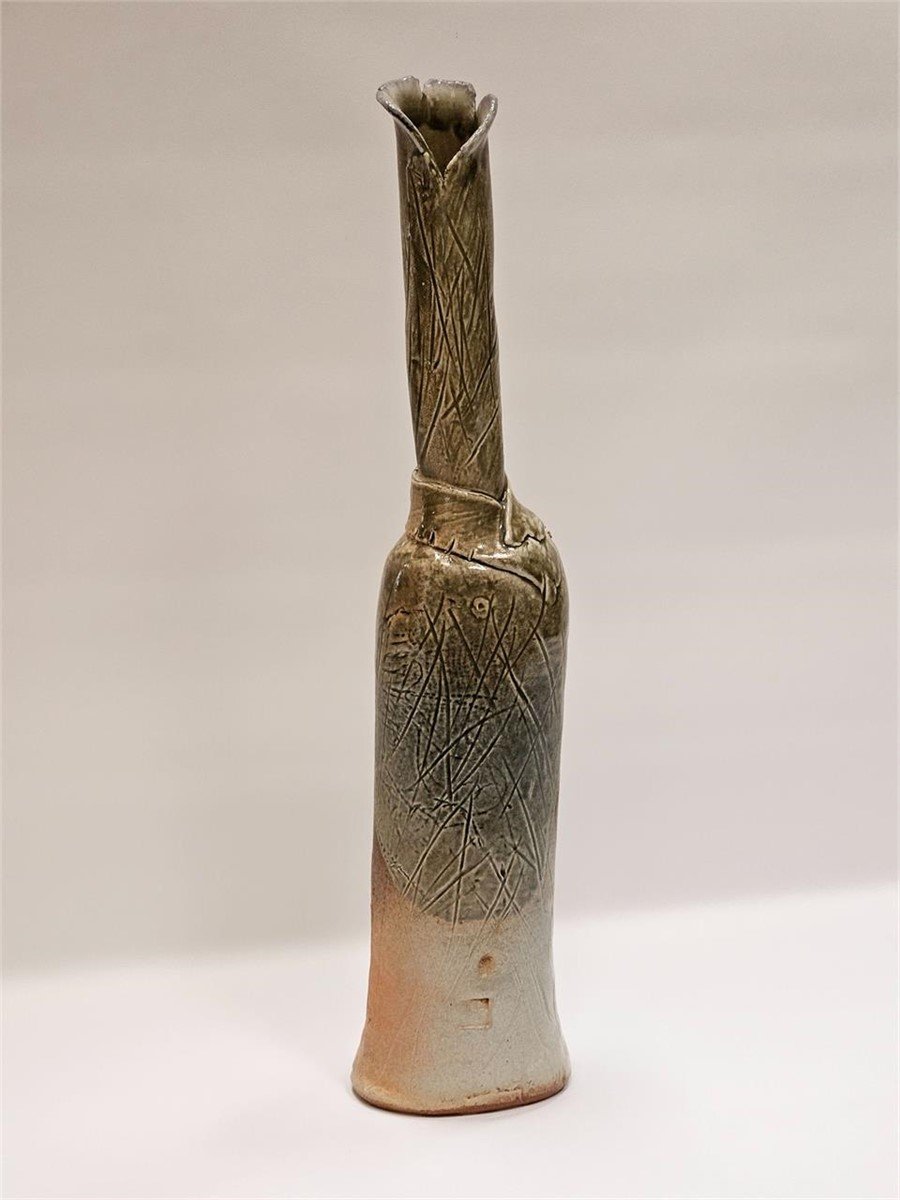 STUDIO POTTERY FREEFORM VASE SIGNED in unique shape with earthy colors, showcasing organic beauty and craftsmanship. hommes + gardens estudio