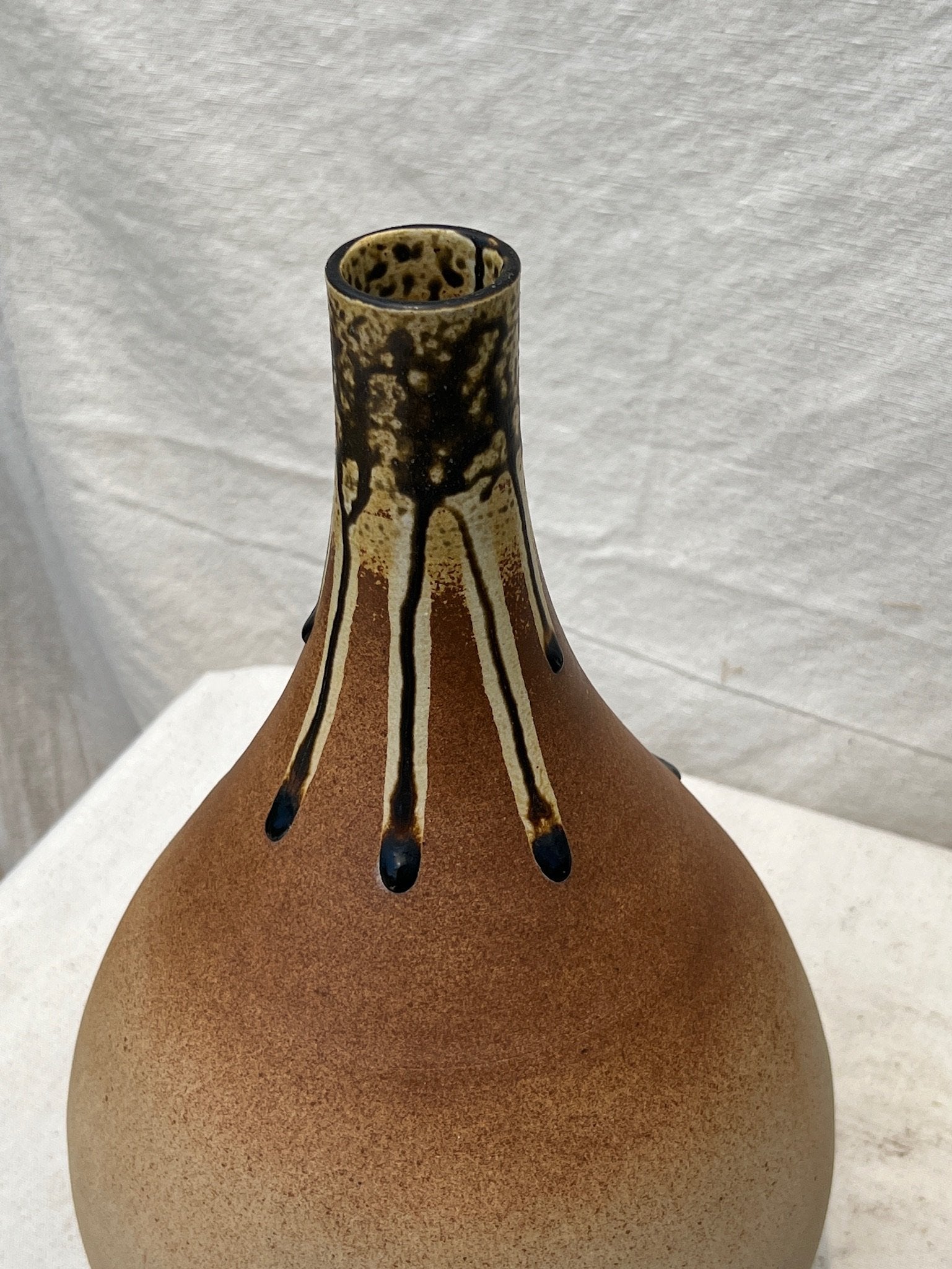 Handcrafted mid-century brown ceramic vase with teardrop silhouette and glazed rim finish, perfect for refined home styling — Hommes and Gardens, Pots + Vessels Collection, Landscape Architect, Interior Designer, Outdoor Living, Outdoor Decorations, Home Decor, Home Design, Luxury Design, Art, Furniture, Objects, Best Gifts, Nature, Backyard, Yard.