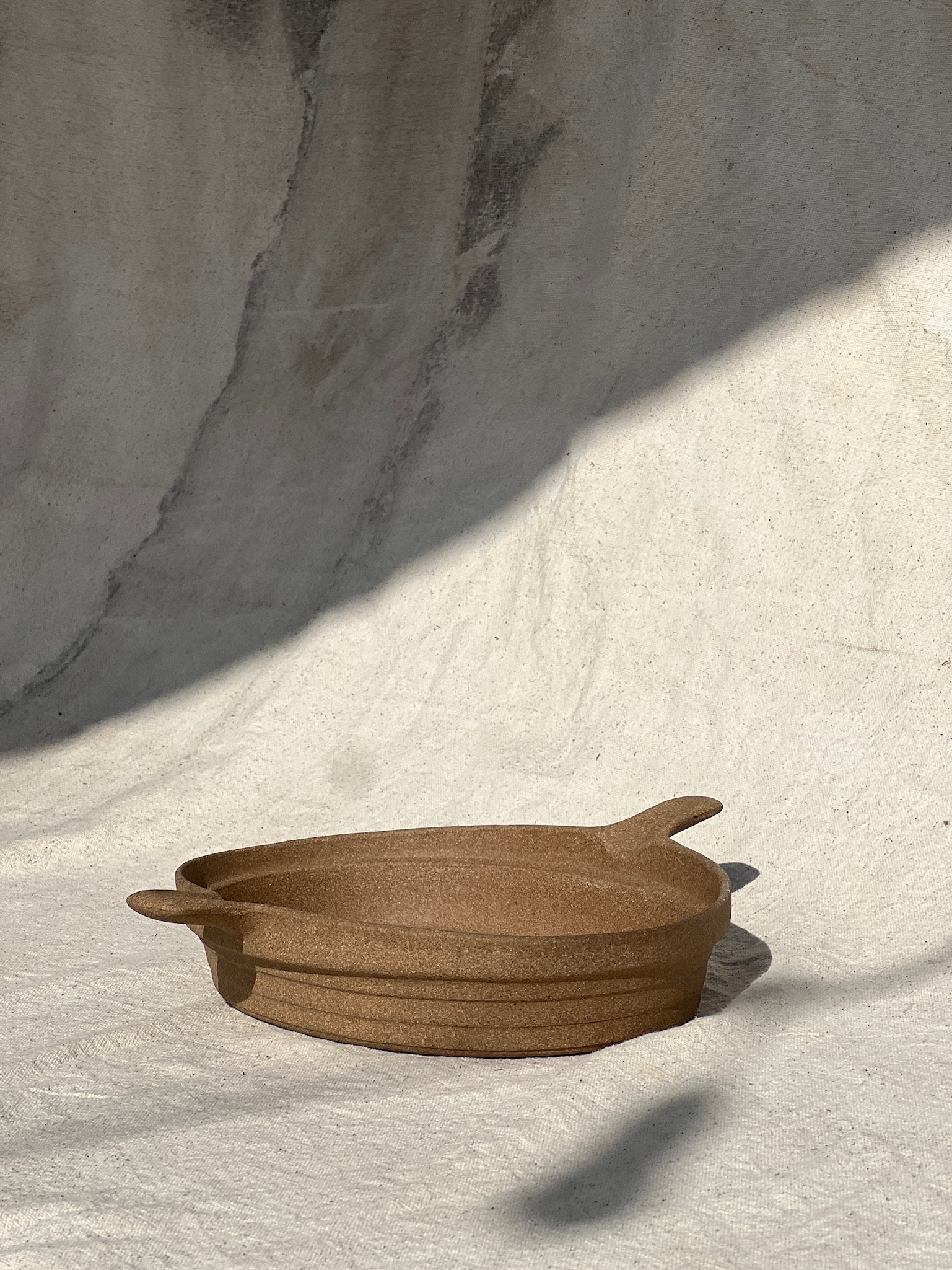 Hartstone brown ceramic dish with smooth glaze and timeless design, vintage stoneware plate combining elegance and practicality — Hommes and Gardens, Catchall Collection, Landscape Architect, Interior Designer, Outdoor Living, Outdoor Decorations, Home Decor, Home Design, Luxury Design, Art, Furniture, Objects, Best Gifts, Nature, Backyard, Yard.