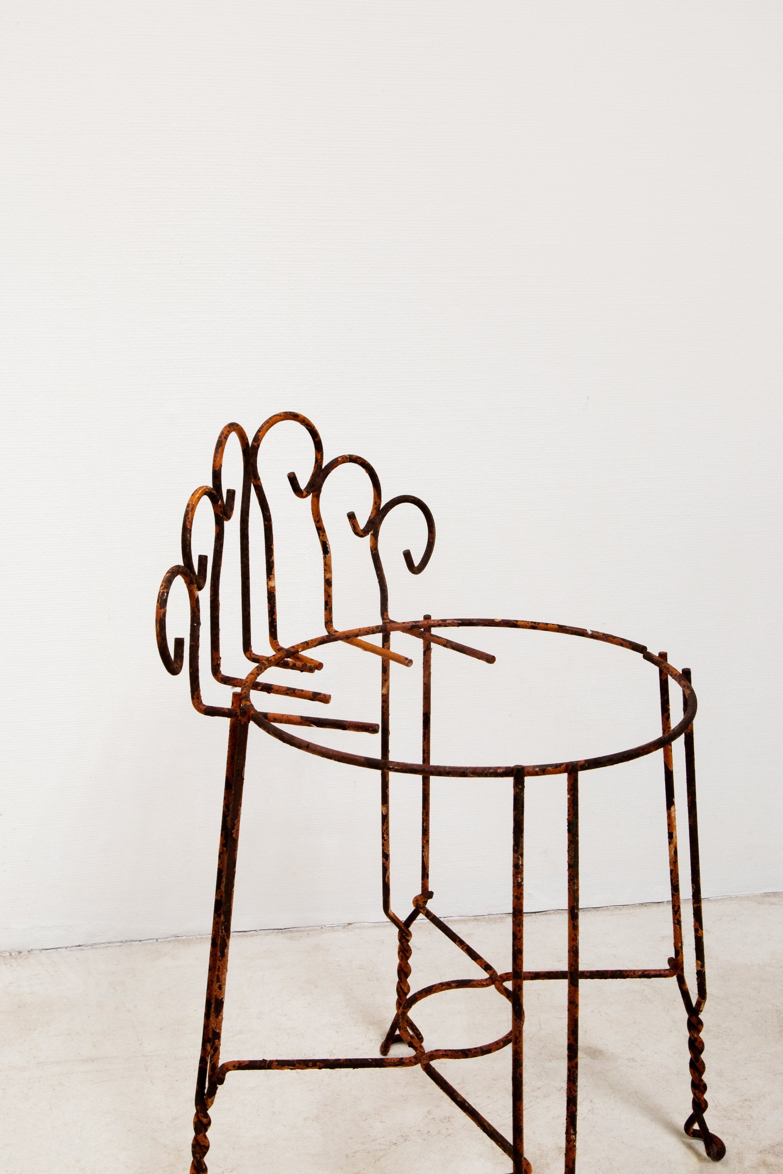 Hollywood Regency mid-century wrought iron vanity seat or plant holder with decorative frame and glamorous vintage appeal — Hommes and Gardens, Furniture Collection, Landscape Architect, Interior Designer, Outdoor Living, Outdoor Decorations, Home Decor, Home Design, Luxury Design, Art, Furniture, Objects, Best Gifts, Nature, Backyard, Yard.