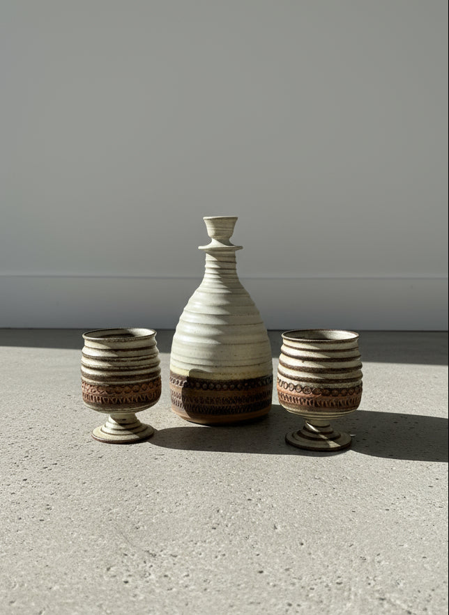 Mid-century Broadstairs pottery stoneware decanter and cups set, handcrafted with earthy tones and natural texture, classic studio pottery — Hommes and Gardens, Barware Collection, Landscape Architect, Interior Designer, Outdoor Living, Outdoor Decorations, Home Decor, Home Design, Luxury Design, Art, Furniture, Objects, Best Gifts, Nature, Backyard, Yard.