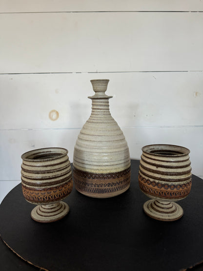 Mid-century Broadstairs pottery stoneware decanter and cups set, handcrafted with earthy tones and natural texture, classic studio pottery — Hommes and Gardens, Barware Collection, Landscape Architect, Interior Designer, Outdoor Living, Outdoor Decorations, Home Decor, Home Design, Luxury Design, Art, Furniture, Objects, Best Gifts, Nature, Backyard, Yard.