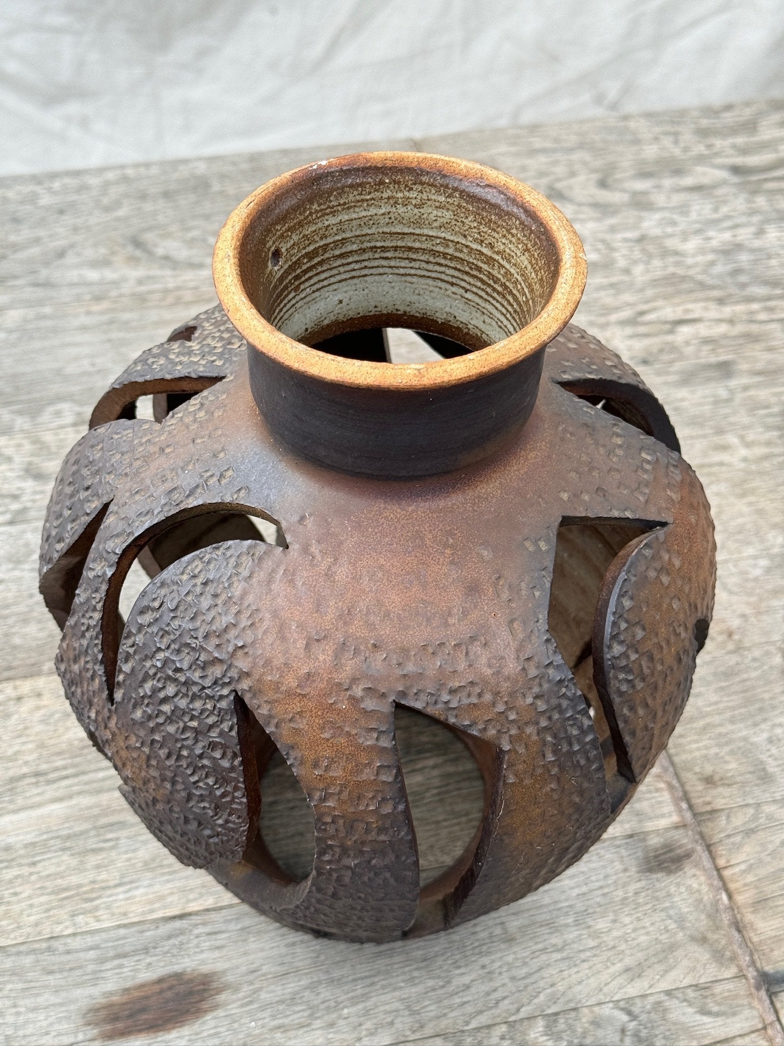 Mid-century David Cressey–inspired openwork ceramic vase with textured brown glaze and sculptural form, collectible architectural pottery — Hommes and Gardens, Objects + Vases & Vessels Collection, Landscape Architect, Interior Designer, Outdoor Living, Art, Furniture, Objects, Best Gifts, Nature, Backyard, Yard, Outdoor Decorations, Home Decor, Home Design, Luxury Design.