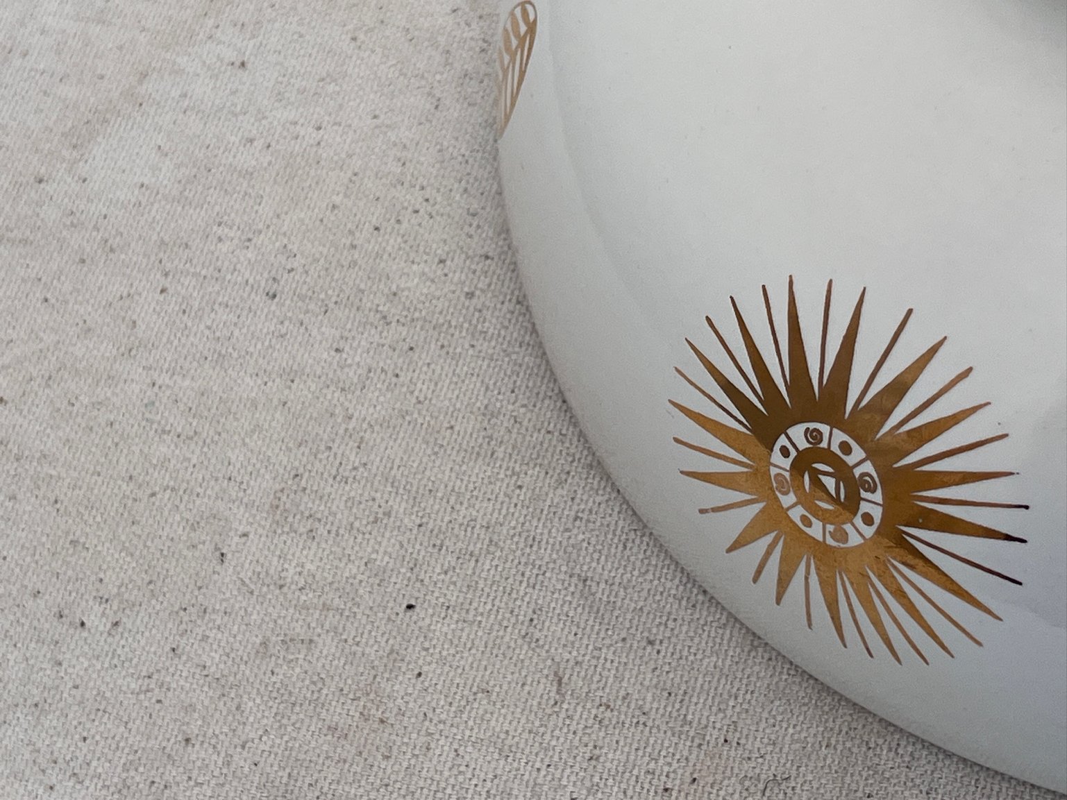 Mid-Century Modern George Briard white and gold ceramic bowl featuring a radiant sunburst motif, perfect for serveware or decor — Hommes and Gardens, Catchall Collection, home decor, outdoor decorations, home design, luxury design, Landscape Architect, Interior Designer, Outdoor Living, Art, Furniture, Objects, Best Gifts, Nature, Backyard, Yard.