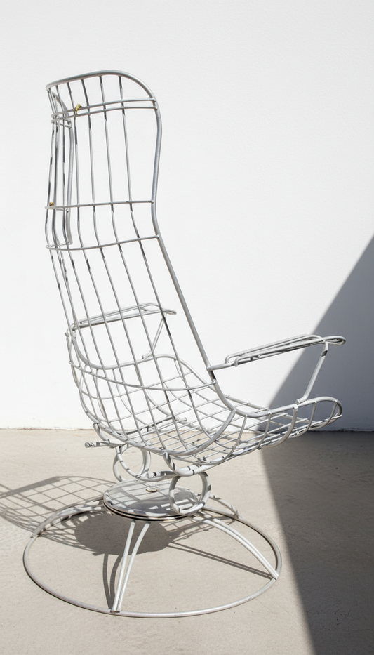 Pair of mid-century modern Homecrest Siesta swivel rocker patio lounge chairs in vintage white finish, perfect for stylish outdoor relaxation — Hommes and Gardens, Furniture Collection, Outdoor Seating, Retro Design, 1960s Furniture, Mid-Century Decor, Classic Patio Style.