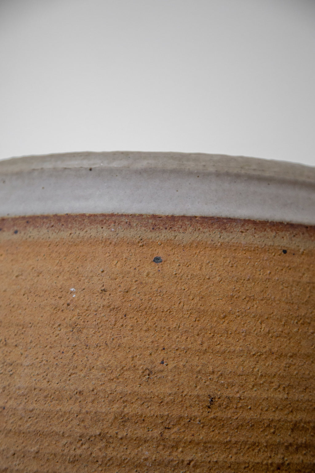 Mid-century ribbed stoneware pot by Bob Kinzie, handcrafted with precision and warm earthy tones, ideal for vintage-inspired spaces — Hommes and Gardens, Pots + Vessels Collection, Landscape Architect, Interior Designer, Outdoor Living, Outdoor Decorations, Home Decor, Home Design, Luxury Design, Art, Furniture, Objects, Best Gifts, Nature, Backyard, Yard.