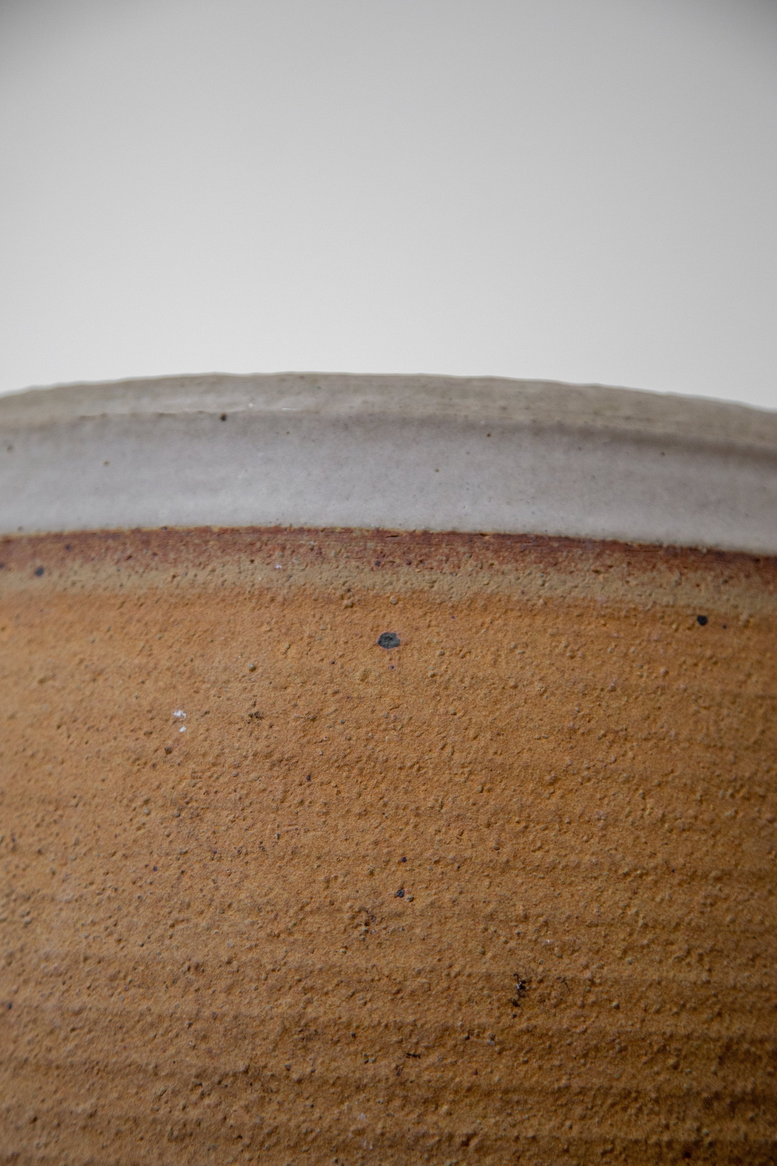 Mid-century ribbed stoneware pot by Bob Kinzie, handcrafted with precision and warm earthy tones, ideal for vintage-inspired spaces — Hommes and Gardens, Pots + Vessels Collection, Landscape Architect, Interior Designer, Outdoor Living, Outdoor Decorations, Home Decor, Home Design, Luxury Design, Art, Furniture, Objects, Best Gifts, Nature, Backyard, Yard.