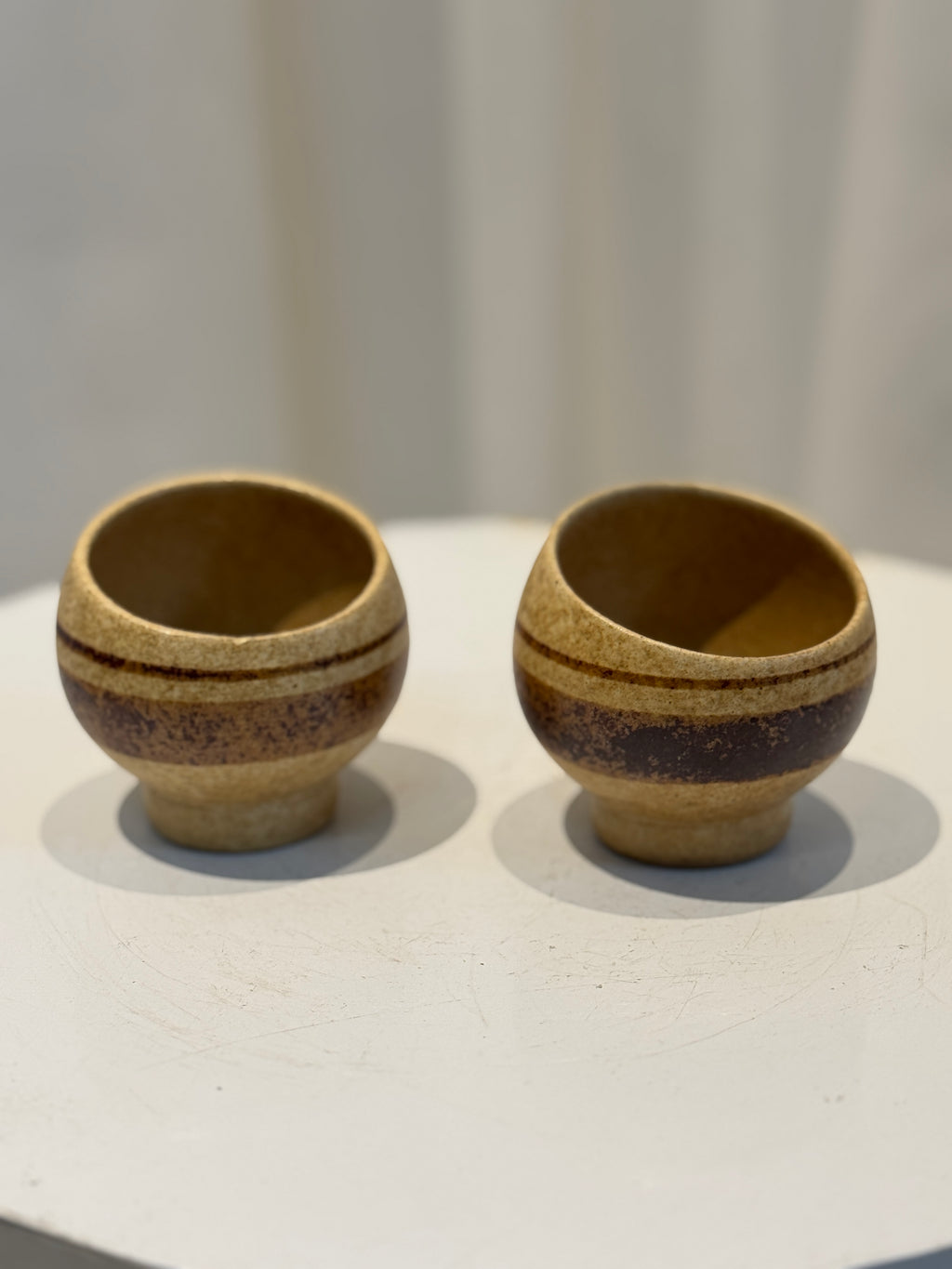 Mid-century Robert Maxwell handcrafted stoneware cup set with natural beige glaze and rich brown horizontal bands, minimalist modern design — Hommes and Gardens, Kitchen Collection, Landscape Architect, Interior Designer, Outdoor Living, Art, Furniture, Objects, Best Gifts, Nature, Backyard, Yard, Outdoor Decorations, Home Decor, Home Design, Luxury Design.