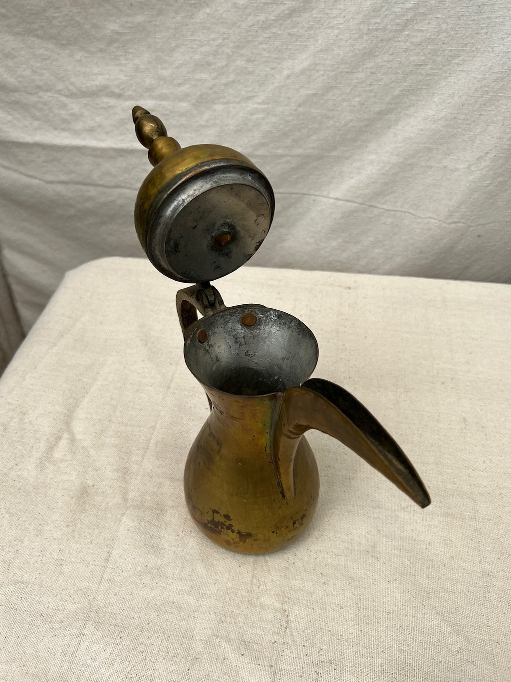 Middle Eastern brass Dallah antique Arabic coffee pot with curved spout and engraved motifs, perfect for collectors of cultural home décor — Hommes and Gardens, Objects Collection, Landscape Architect, Interior Designer, Outdoor Living, Art, Furniture, Objects, Best Gifts, Nature, Backyard, Yard, Outdoor Decorations, Home Decor, Home Design, Luxury Design.