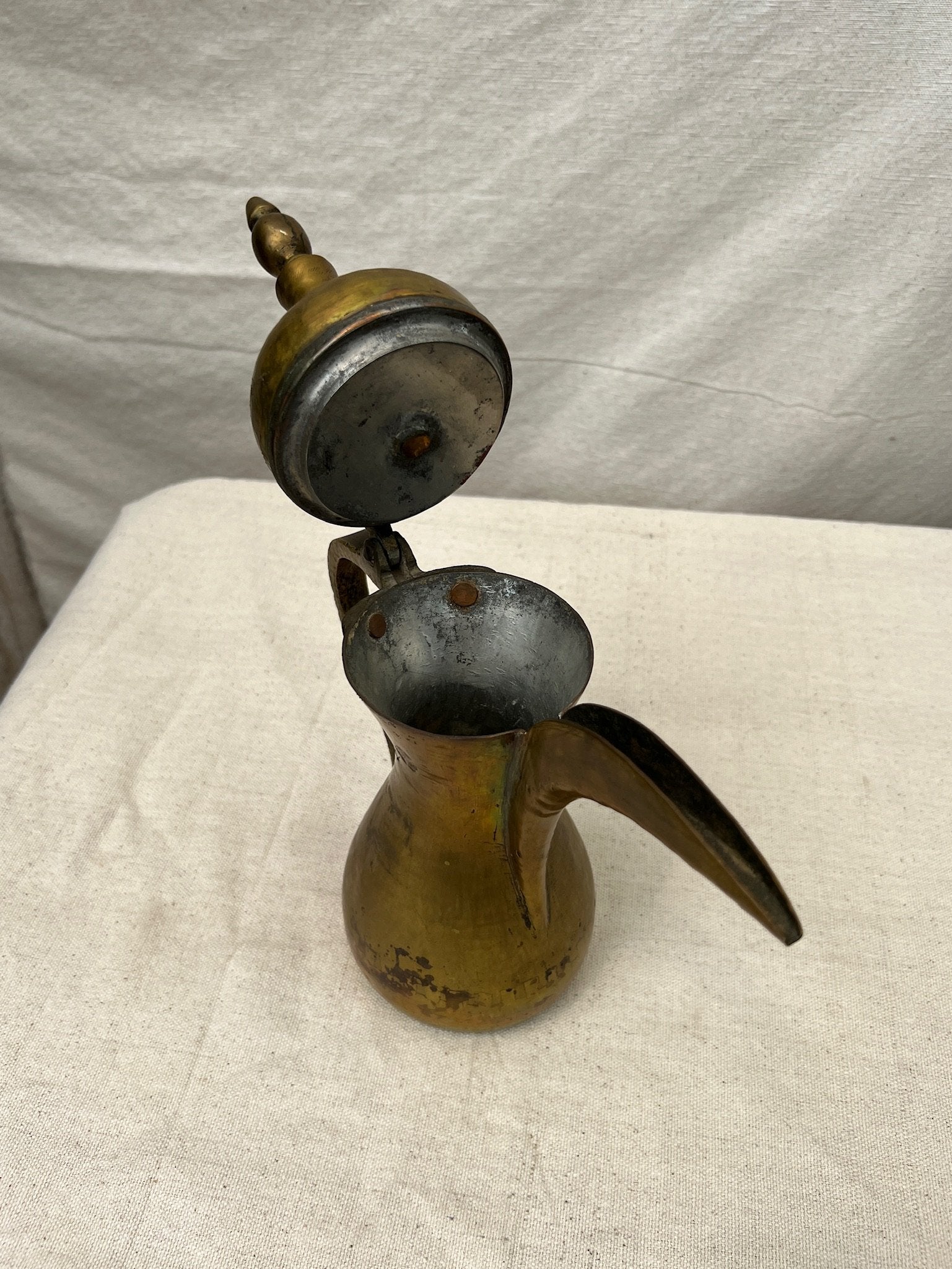 Middle Eastern brass Dallah antique Arabic coffee pot with curved spout and engraved motifs, perfect for collectors of cultural home décor — Hommes and Gardens, Objects Collection, Landscape Architect, Interior Designer, Outdoor Living, Art, Furniture, Objects, Best Gifts, Nature, Backyard, Yard, Outdoor Decorations, Home Decor, Home Design, Luxury Design.