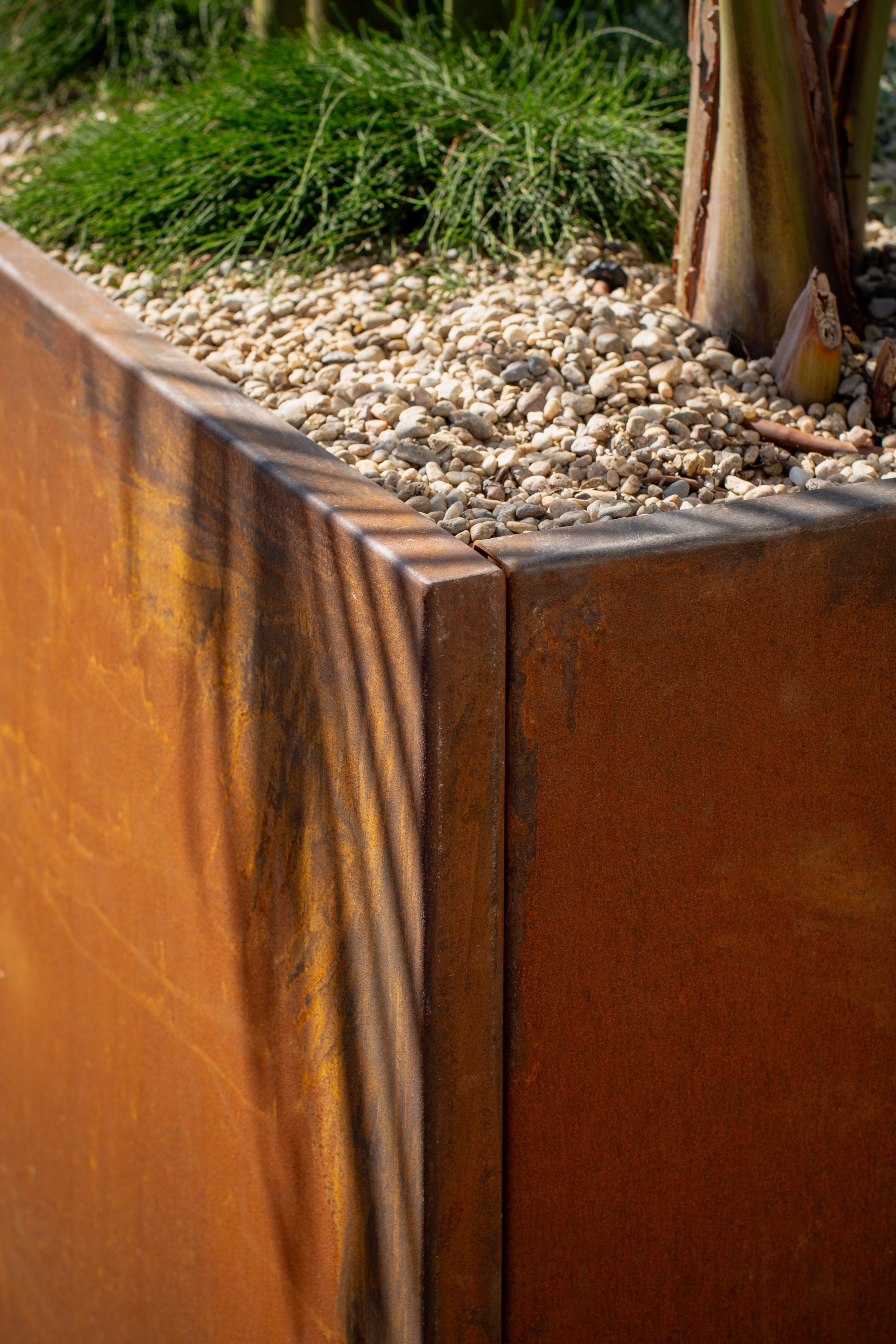 Modern corten steel rectangular planter crafted for edible gardens, featuring durable rusted finish and industrial elegance — Hommes and Gardens, Pots + Planters Collection, home decor, garden decor, outdoor decorations, home design, luxury design, Landscape Architect, Interior Designer, Outdoor Living, Art, Furniture, Objects, Best Gifts, Nature, Backyard, Yard.