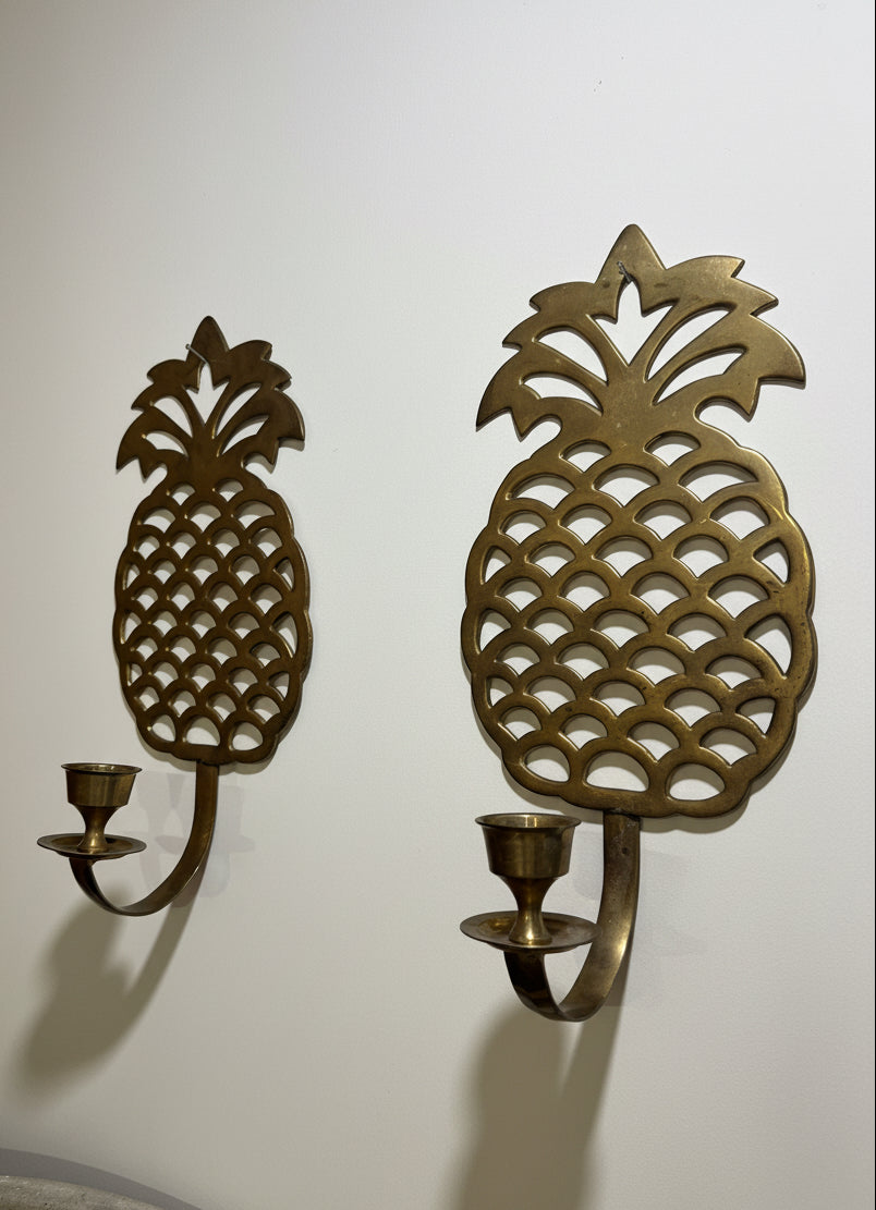 Pair of vintage brass pineapple wall candle sconces with openwork detailing, classic tropical motif symbolising warmth and hospitality, golden patina finish — Hommes and Gardens, Wallscape + Smoke & Fire Collection, Landscape Architect, Interior Designer, Outdoor Living, Art, Furniture, Objects, Best Gifts, Nature, Backyard, Yard, Outdoor Decorations, Home Decor, Home Design, Luxury Design.