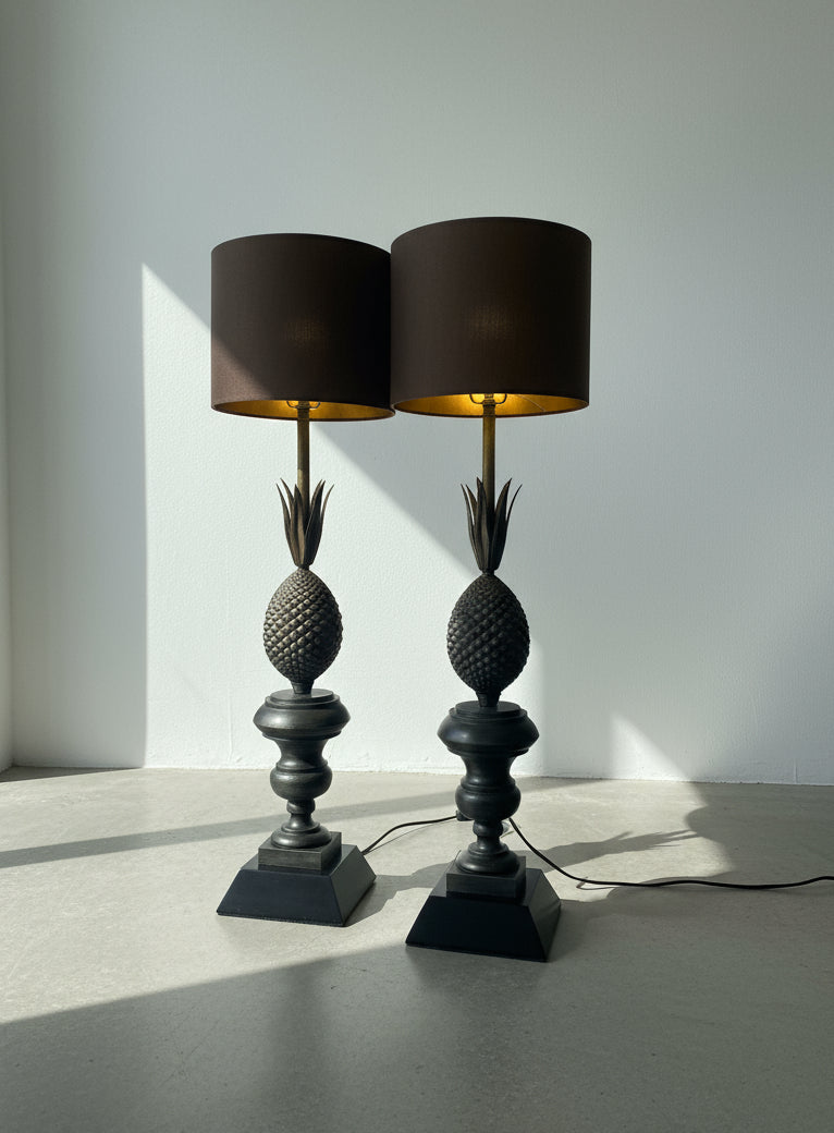 Pair of vintage metal pineapple table lamps in ornate neoclassical style with sculptural cast zinc design and black drum shades, restored and rewired for modern use — Hommes and Gardens, Lights + Lanterns Collection, Home Decor, Landscape Architect, Interior Designer, Outdoor Living, Outdoor Decorations, Home Design, Luxury Design, Art, Furniture, Objects, Best Gifts, Nature, Backyard, Yard.