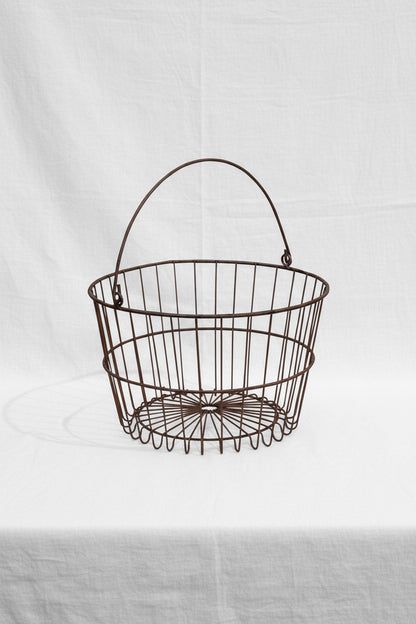 Primitive egg gathering wire basket with sturdy open design and handle, vintage farmhouse collectible for rustic interiors — Hommes and Gardens, Home Decor Collection, Baskets, Vintage Decor, Farmhouse Style, Primitive Objects, Country Living.