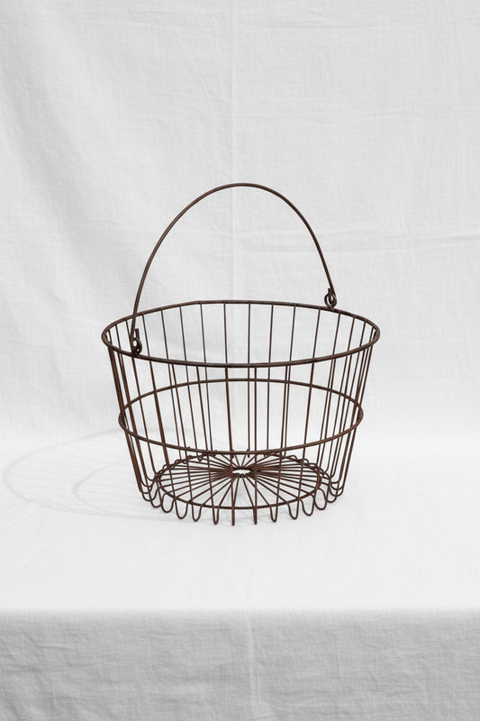 Primitive egg gathering wire basket with sturdy open design and handle, vintage farmhouse collectible for rustic interiors — Hommes and Gardens, Home Decor Collection, Baskets, Vintage Decor, Farmhouse Style, Primitive Objects, Country Living.