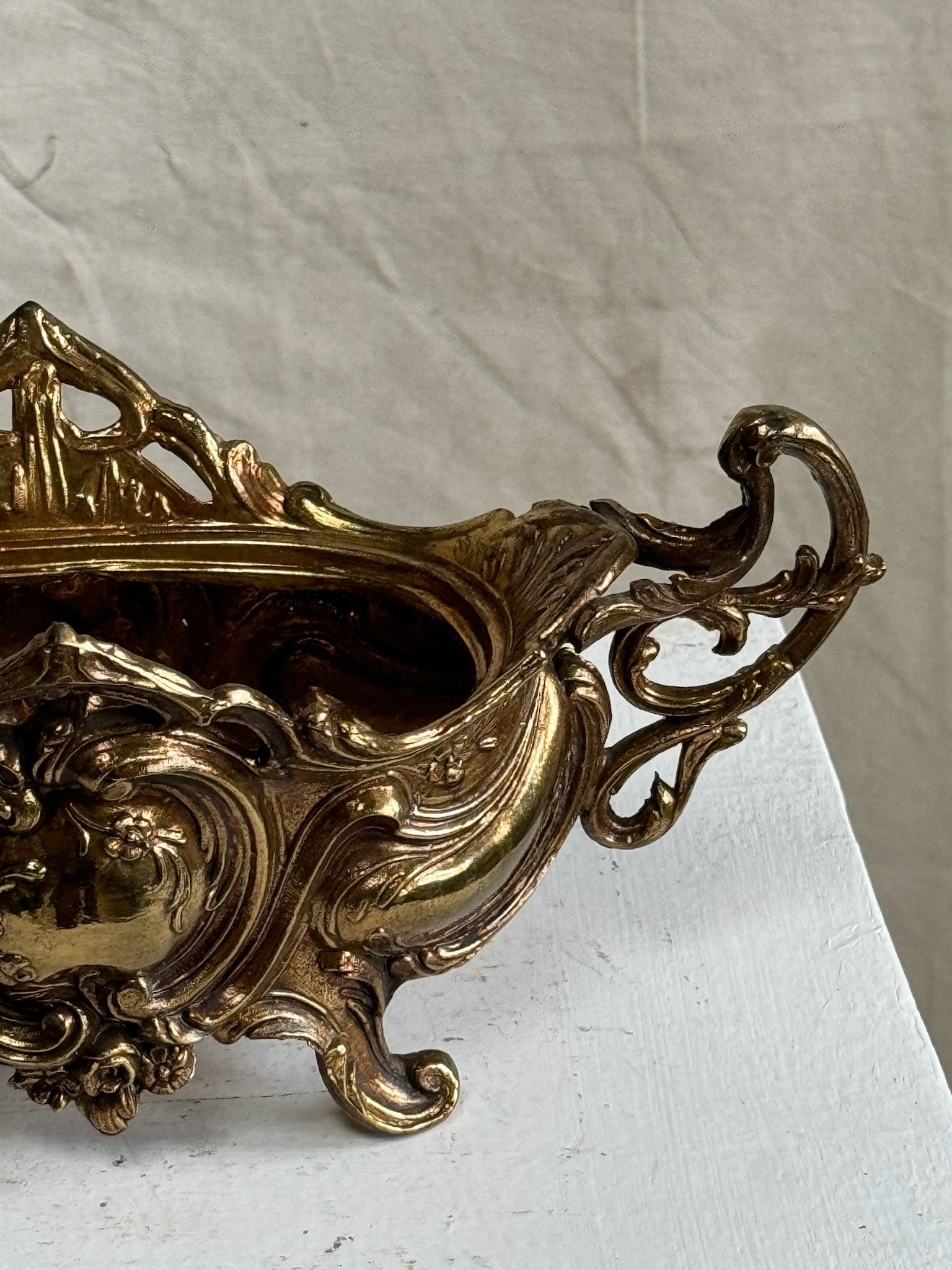 Rococo antique brass jardiniere with ornate floral motifs and curved footed base, timeless piece reflecting 19th-century craftsmanship — Hommes and Gardens, Catchall Collection, Landscape Architect, Interior Designer, Outdoor Living, Art, Furniture, Objects, Best Gifts, Nature, Backyard, Yard, Outdoor Decorations, Home Decor, Home Design, Luxury Design.