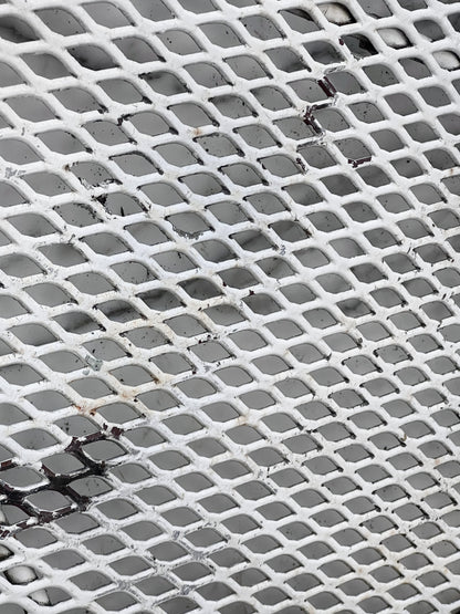 Russell Woodard white wrought iron patio table and chairs from the 1950s, mid-century Briarwood design with daisy motif and elegant vintage patina — Hommes and Gardens, Furniture Collection, Outdoor Furniture Sets, Patio Decor, Garden Furniture, Mid Century Modern, Wrought Iron Design, Outdoor Seating Accent.