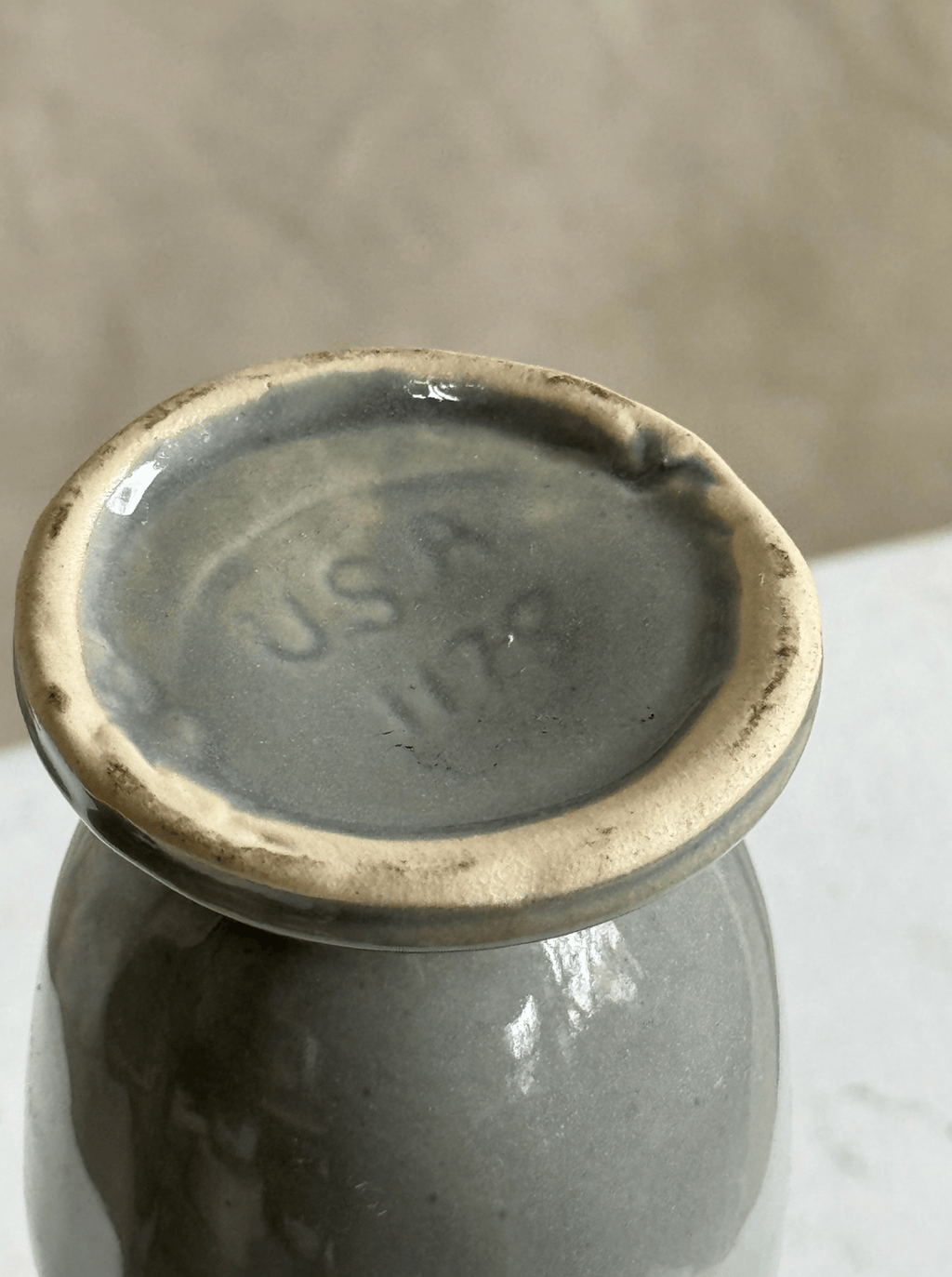 Shawnee pottery Art Deco gray bud vase from the 1940s, a handcrafted ceramic piece ideal for elegant floral arrangements or décor styling — Hommes and Gardens, Vases + Vessels Collection, Landscape Architect, Interior Designer, Outdoor Living, Art, Furniture, Objects, Best Gifts, Nature, Backyard, Yard, Outdoor Decorations, Home Decor, Home Design, Luxury Design.