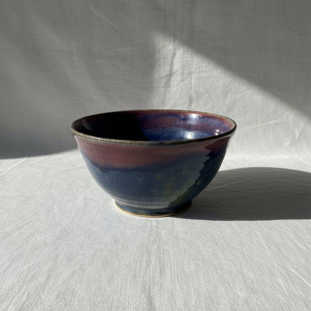 Signed glazed stoneware bowl featuring an abstract painting, glossy finish, and vibrant colors. hommes + gardens estudio.