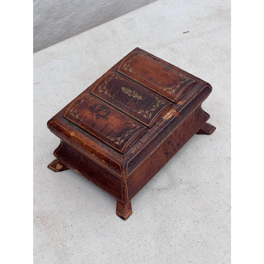 Small antique Victorian jewelry box wrapped in brown leather with gold trim and iron accents, luxurious 19th-century décor collectible — Hommes and Gardens, Objects Collection, Landscape Architect, Interior Designer, Outdoor Living, Art, Furniture, Objects, Best Gifts, Nature, Backyard, Yard, Outdoor Decorations, Home Decor, Home Design, Luxury Design.