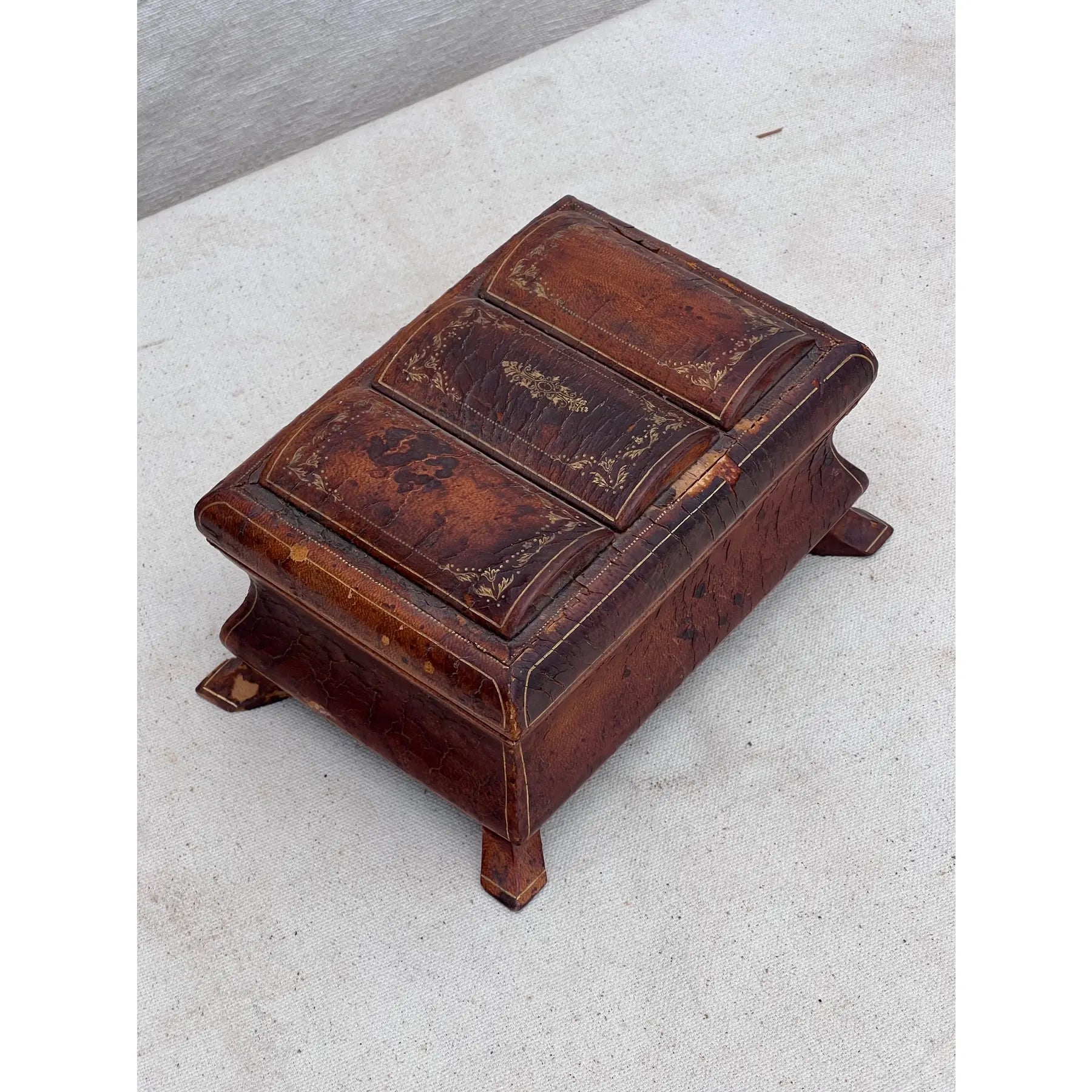 Small antique Victorian jewelry box wrapped in brown leather with gold trim and iron accents, luxurious 19th-century décor collectible — Hommes and Gardens, Objects Collection, Landscape Architect, Interior Designer, Outdoor Living, Art, Furniture, Objects, Best Gifts, Nature, Backyard, Yard, Outdoor Decorations, Home Decor, Home Design, Luxury Design.