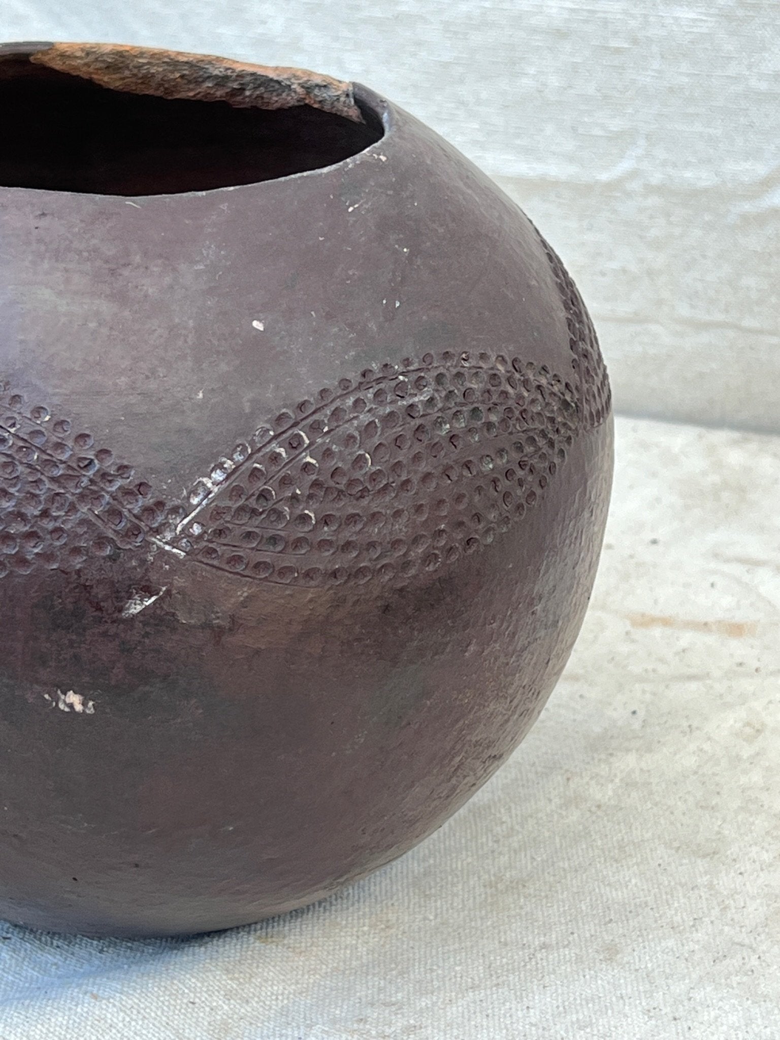 South African Zulu beer pot from the early 20th century, antique clay vessel with faint carved decoration and heritage value — Hommes and Gardens, home decor, outdoor decorations, home design, luxury design, Landscape Architect, Interior Designer, Outdoor Living, Art, Furniture, Objects, Best Gifts, Nature, Backyard, Yard.