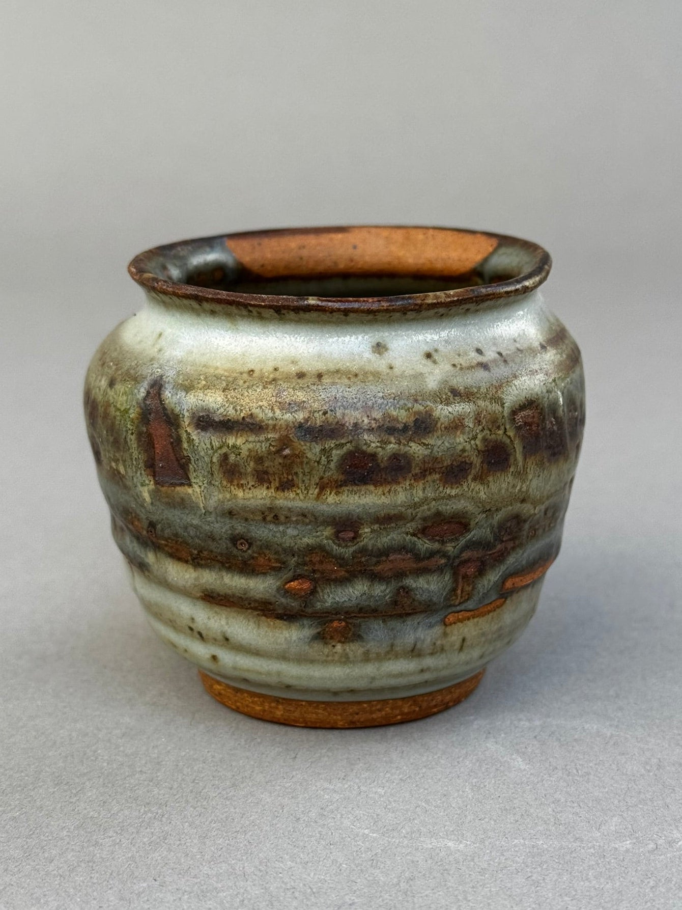 Signed Studio Pottery Urn Vase P.S.E – Brown, Gray & Terracotta Ash Glaze, showcasing skillful ceramic craftsmanship. hommes + gardens estudio.