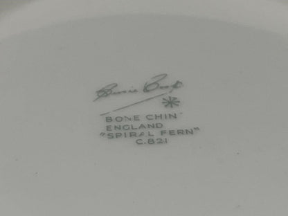 Susie Cooper Spiral Fern white mid-century modern casserole pottery with lid, embodying classic 1950s elegance and refined design — Hommes and Gardens, Catchall Collection, Landscape Architect, Interior Designer, Outdoor Living, Outdoor Decorations, Home Decor, Home Design, Luxury Design, Art, Furniture, Objects, Best Gifts, Nature, Backyard, Yard.