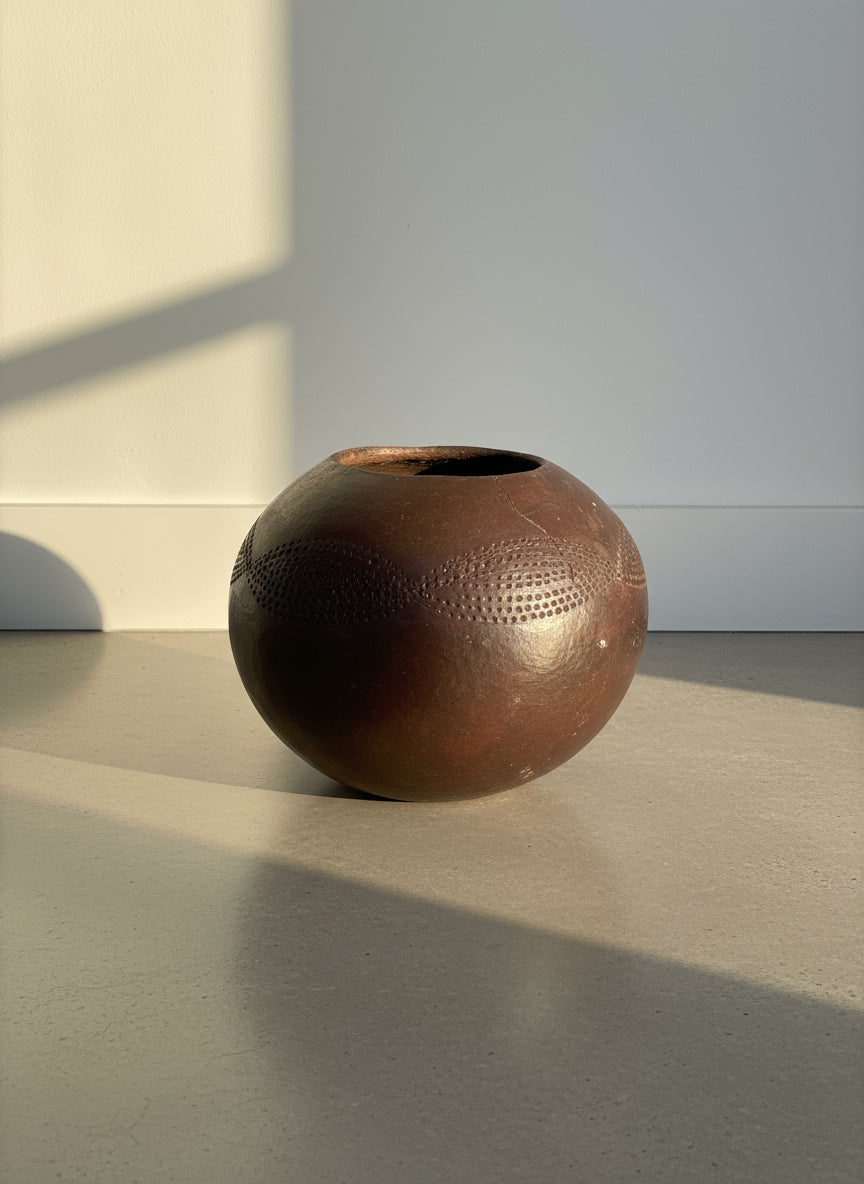 Vintage African Zulu beer pot with spherical shape and textured clay finish, an authentic early 20th-century collectible — Hommes and Gardens, home decor, outdoor decorations, home design, luxury design, Landscape Architect, Interior Designer, Outdoor Living, Art, Furniture, Objects, Best Gifts, Nature, Backyard, Yard.