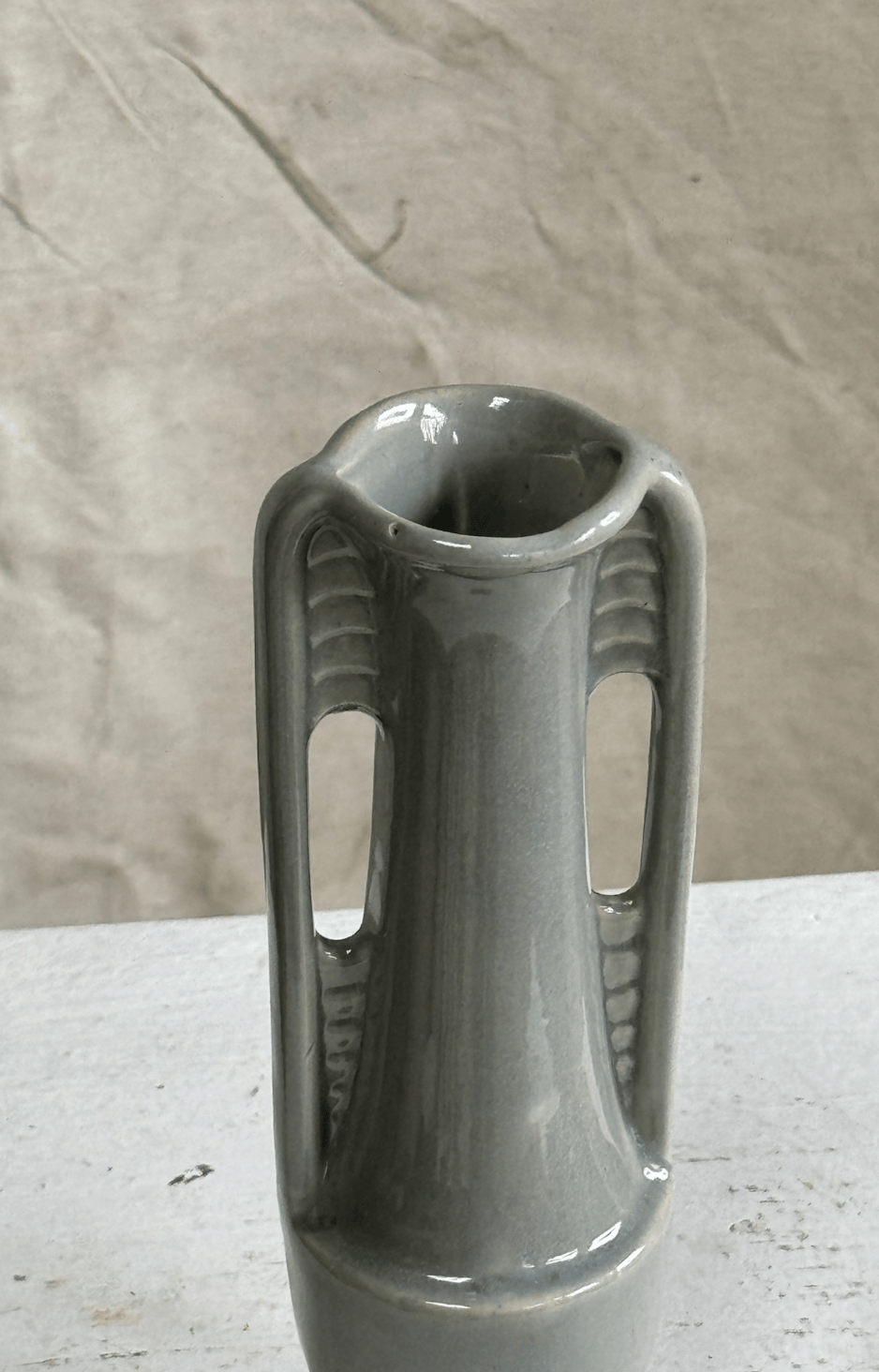 Vintage 1940s Art Deco Shawnee pottery bud vase in soft gray tone, featuring timeless geometric elegance and modern minimalist appeal — Hommes and Gardens, Vases + Vessels Collection, Landscape Architect, Interior Designer, Outdoor Living, Art, Furniture, Objects, Best Gifts, Nature, Backyard, Yard, Outdoor Decorations, Home Decor, Home Design, Luxury Design.