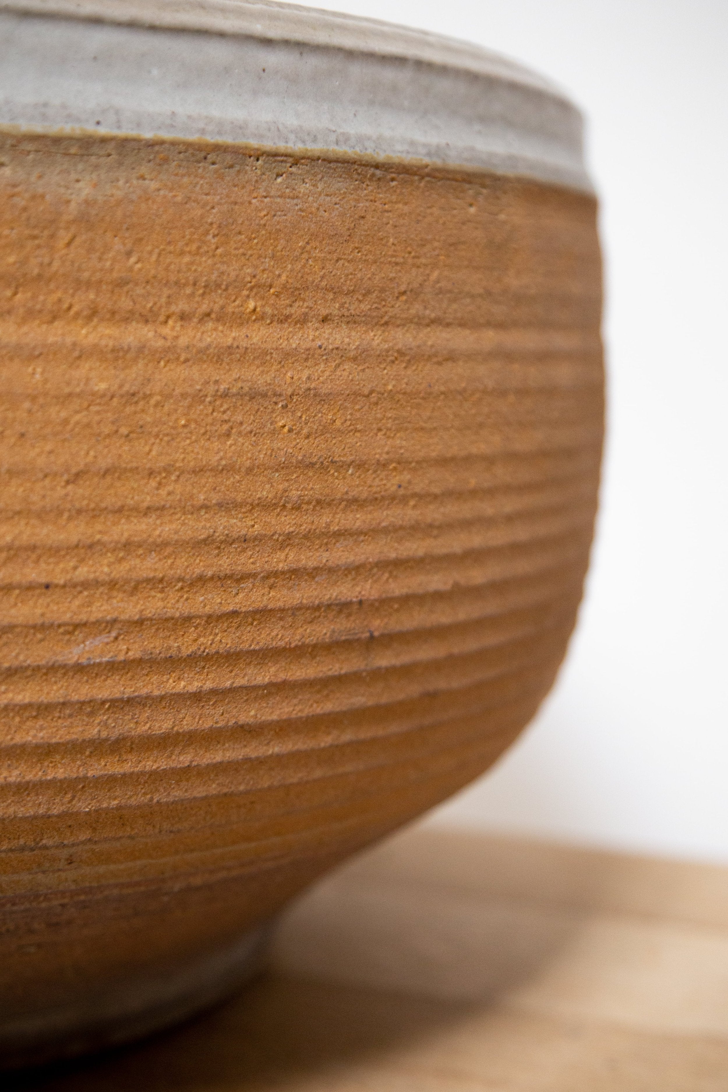 Vintage Bob Kinzie pottery planter crafted in ribbed stoneware with smooth earthy glaze, a classic mid-century collectible piece — Hommes and Gardens, Pots + Vessels Collection, Landscape Architect, Interior Designer, Outdoor Living, Outdoor Decorations, Home Decor, Home Design, Luxury Design, Art, Furniture, Objects, Best Gifts, Nature, Backyard, Yard.