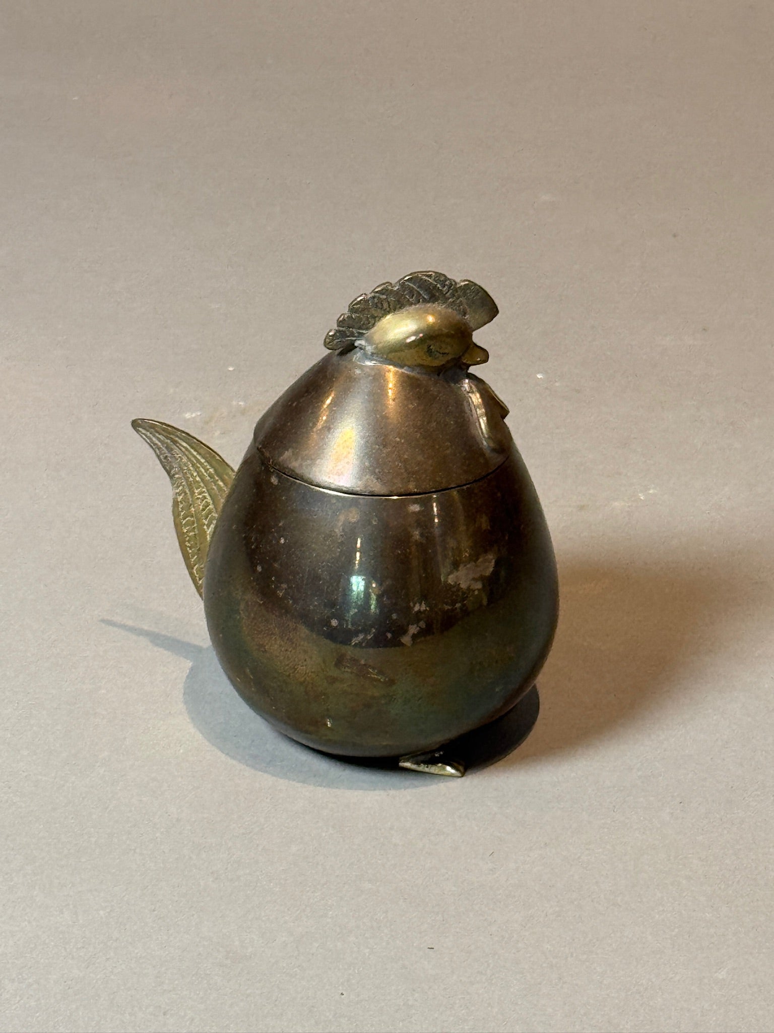 Vintage brass hen figurine with detachable top, dual-purpose as decorative accent and storage box — Hommes and Gardens, Fauna Collection, Landscape Architect, Interior Designer, Outdoor Living, Outdoor Decorations, Home Decor, Home Design, Luxury Design, Art, Furniture, Objects, Best Gifts, Nature, Backyard, Yard.